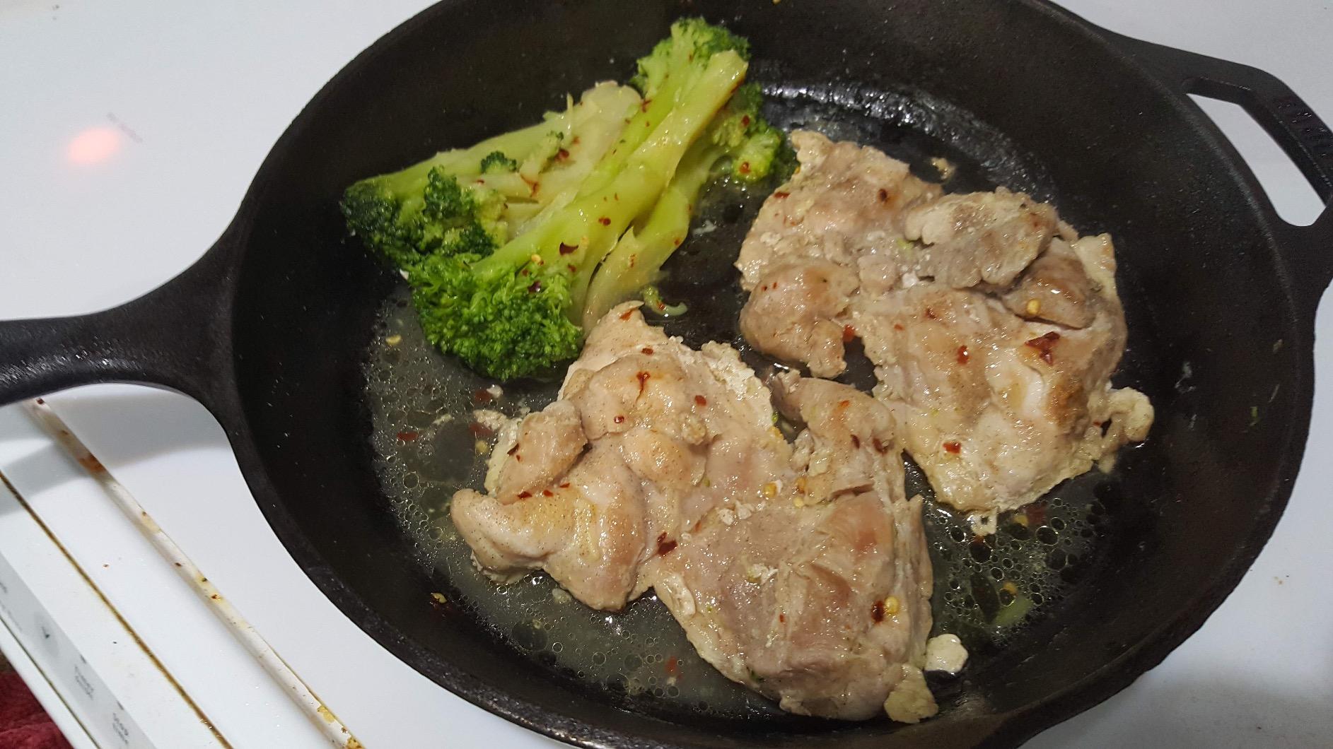 Lodge Pre-Seasoned Cast Iron Skillet, PFAS-Free, 10.25 Inches customer photo 2