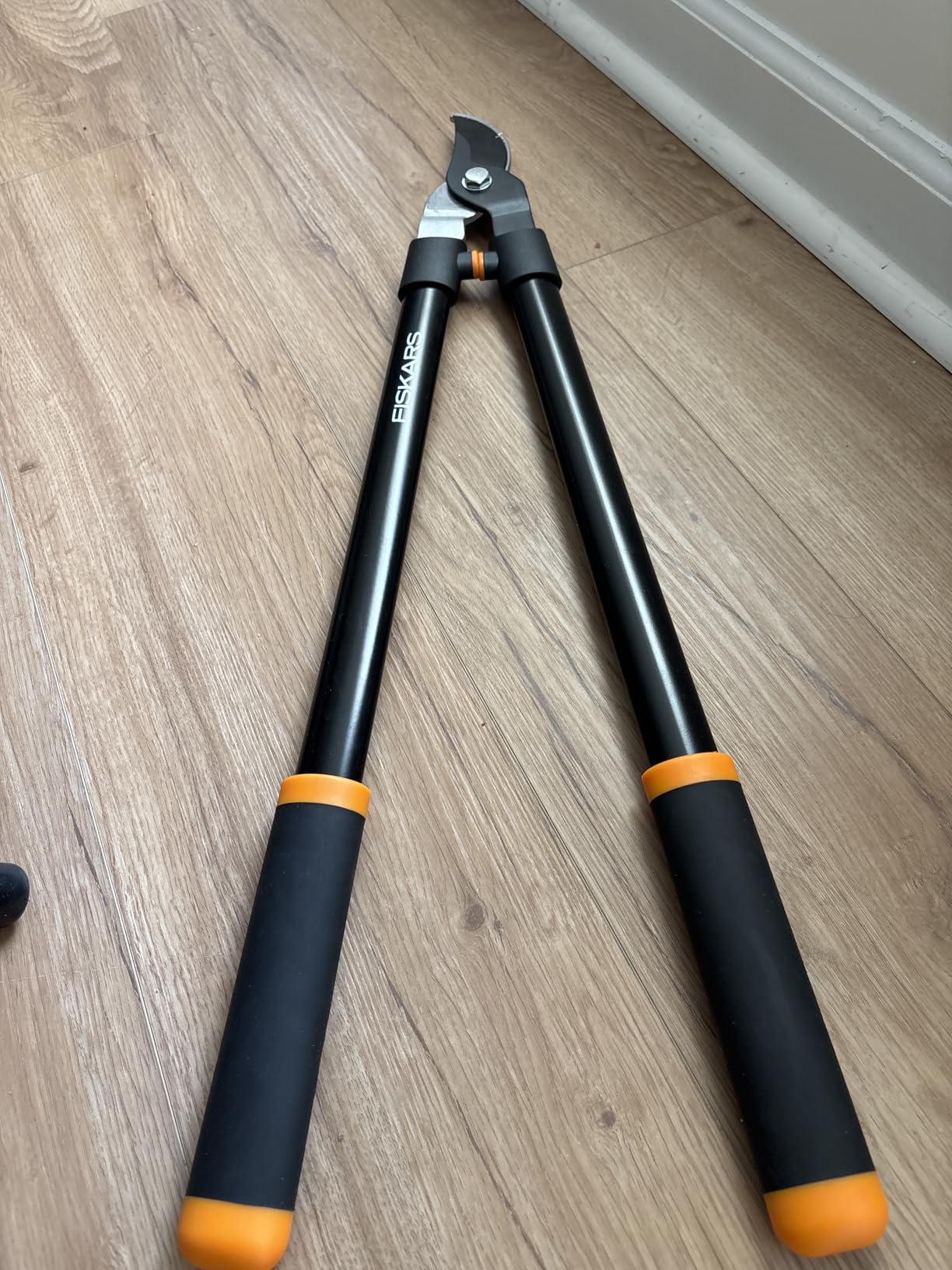 Fiskars 28” Garden Bypass Loppers, Tree Trimmer with 1.5