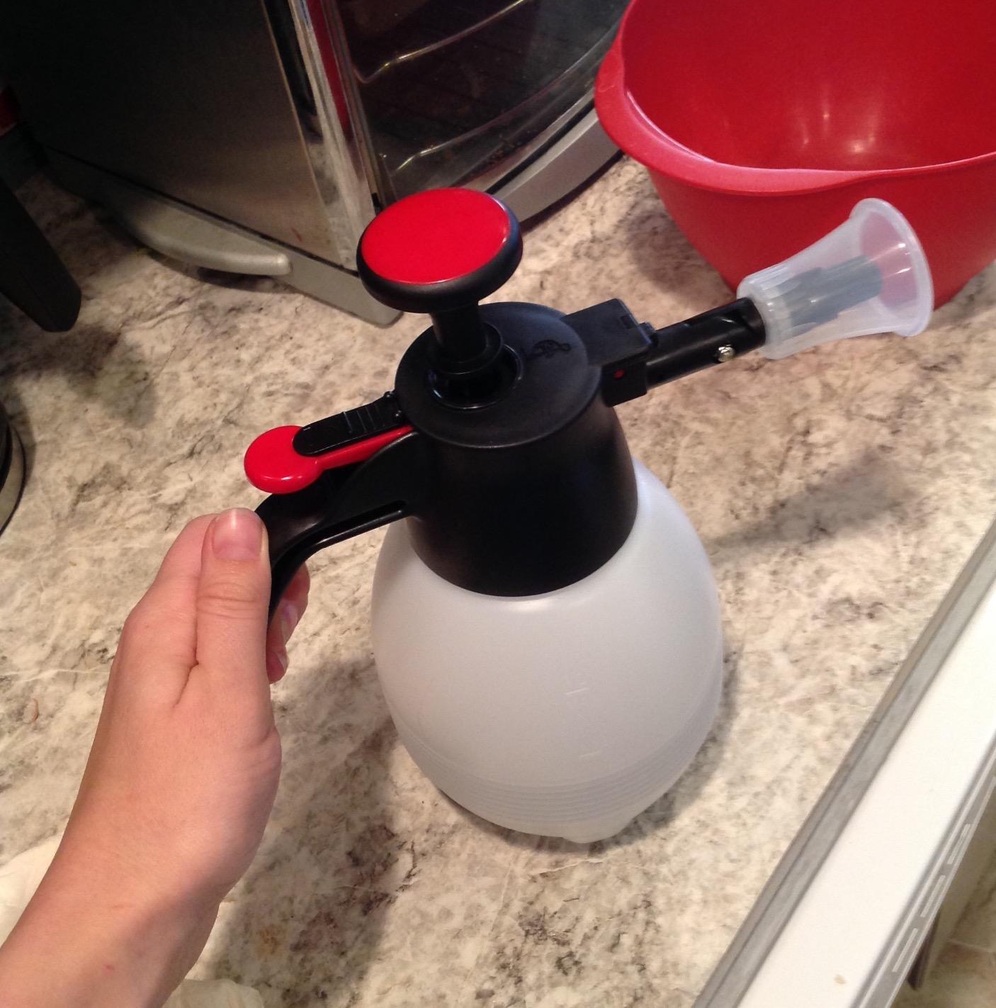 SOLO 418 One-Hand Pressure Sprayer, 1-Liter, Ergonomic Grip for Gardening, Fertilizing, Cleaning & General Use Spraying customer photo 1