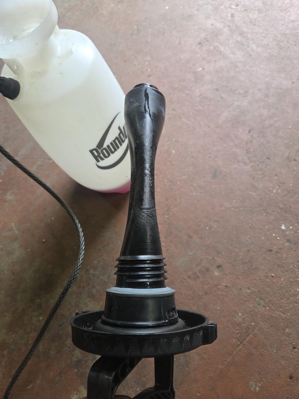 Roundup 190260 2-Gallon Lawn and Garden Sprayer for Controlling Insects and Weeds or Cleaning Decks and Siding customer photo 2