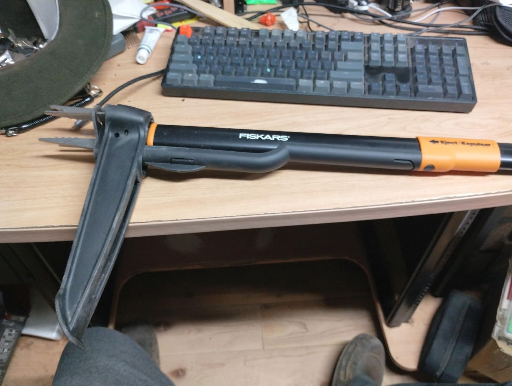 Fiskars Deluxe Stand-Up Weed Puller Tool, 4 Serrated Stainless Steel Claws customer photo 1