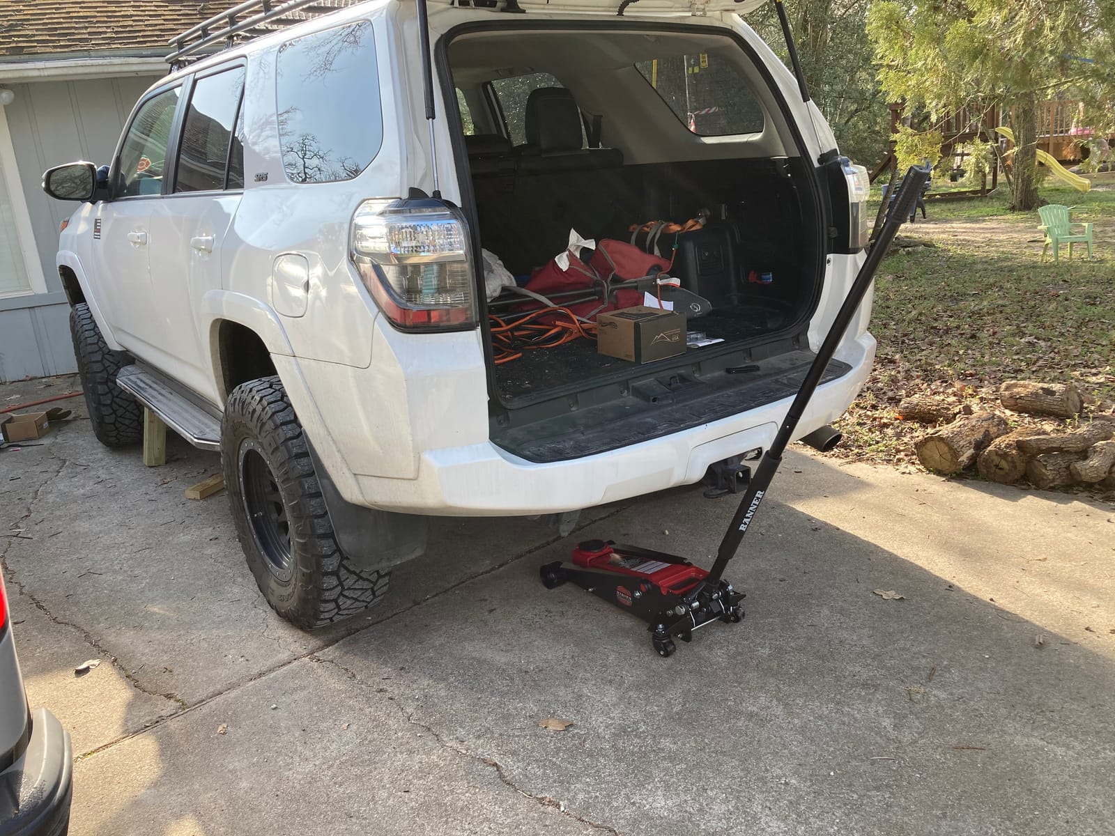 Blackhawk B6350 Black/Red Fast Lift Service Jack - 3.5 Ton Capacity, 28 1/2