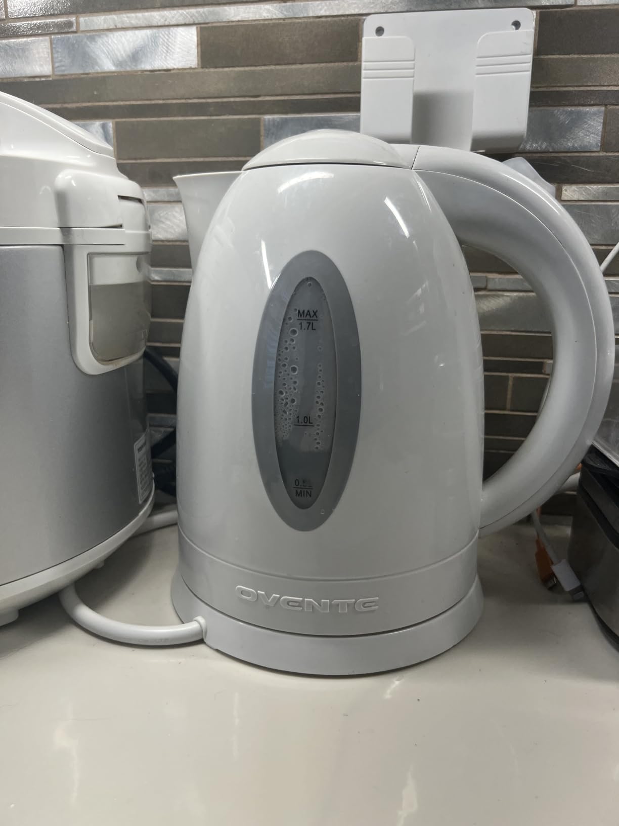 OVENTE 1.7L Electric Tea Kettle, 1100W BPA-Free Water Boiler, White KP72W customer photo 2