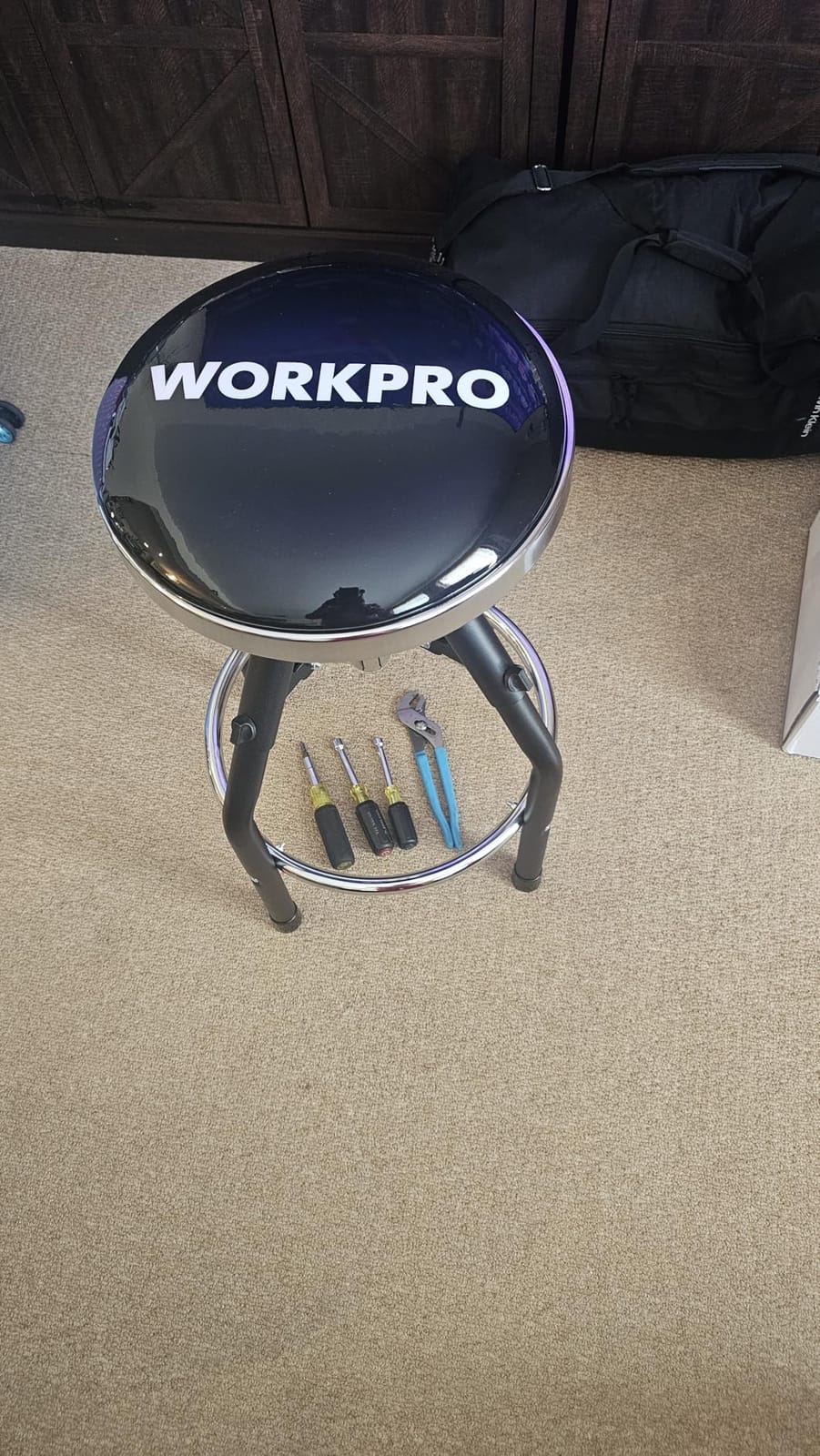 WORKPRO Heavy Duty Adjustable Hydraulic Shop Stool,Garage Bar Stool, 29in to 33.86in, 330-Pound Capacity, Black customer photo 1