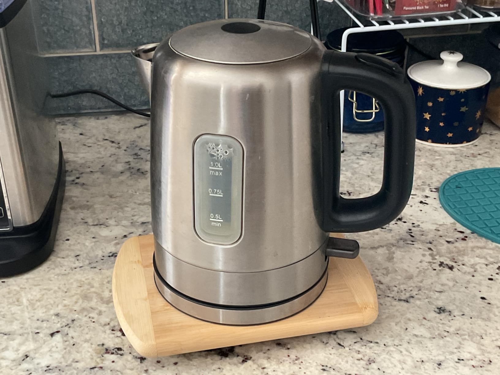 Amazon Basics Electric Stainless Steel Kettle for Tea and Coffee, BPA-Free, Fast Boiling, Auto Shut-Off, 1 Liter, 1500W, Black and Silver customer photo 2