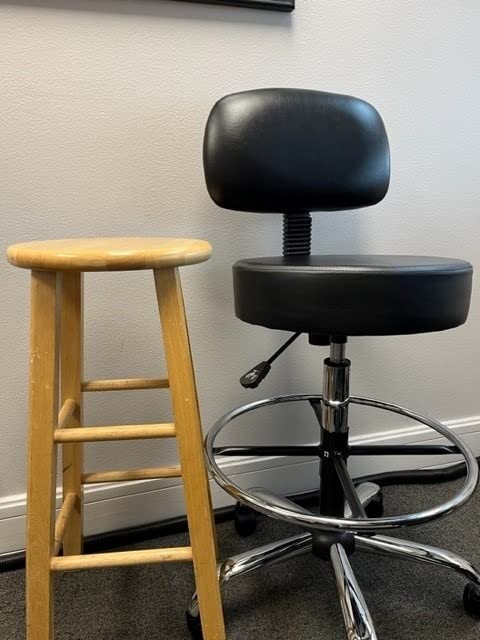Amazon Basics Multi-Purpose Adjustable Drafting Spa Bar Stool with Sturdy Foot Rest, Back Support Cushion, 360° Swivel and Wheels, Black customer photo 2