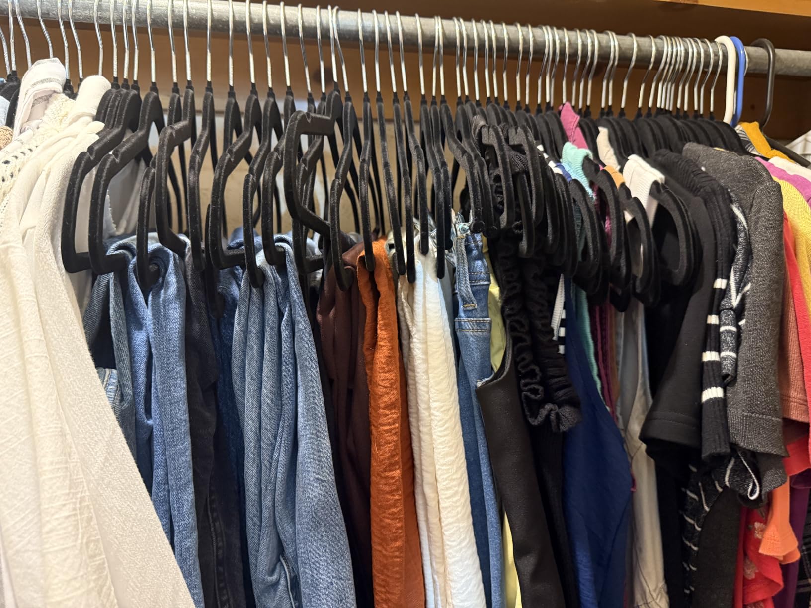 Amazon Basics Slim Velvet Non-Slip Space Saving Suit Clothes Hangers, Closet Organizer, Gray/Silver, 50-Pack customer photo 1