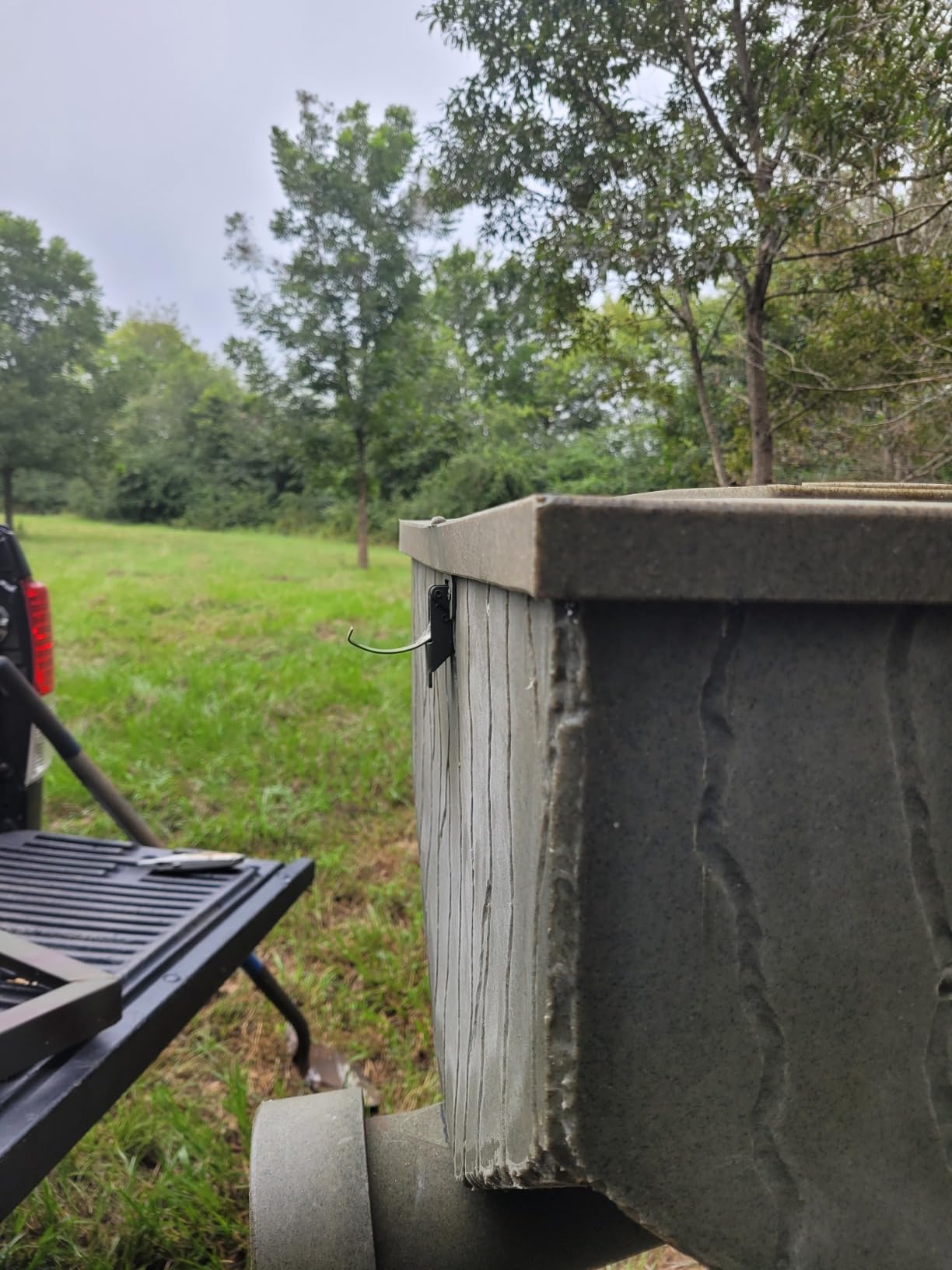Banks Outdoors Gravity Fed Post Mounted Weatherproof Feed Bank Deer and Game Hunting Feeder with 150 Pound Capacity, Green customer photo 1
