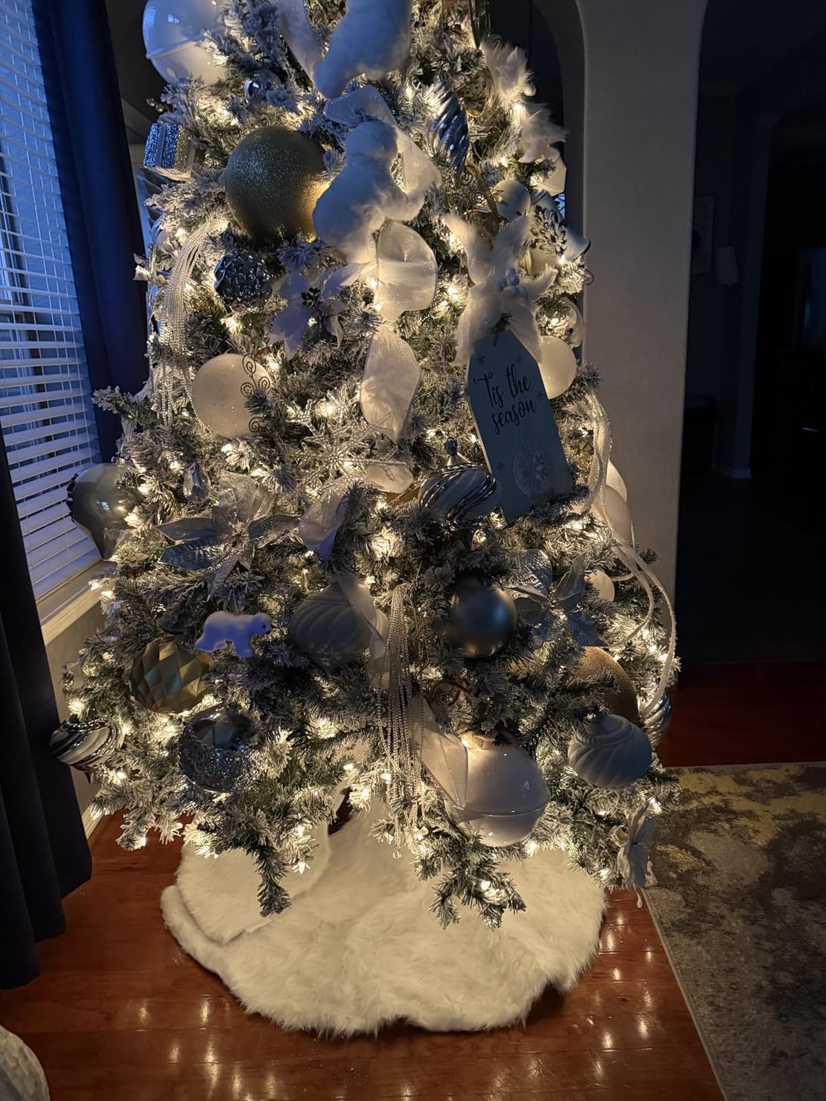 Best Choice Products 6ft Pre-Lit Artificial Christmas Tree Twinkling LEDs, Snow Flocked Design Pine Tree, Full Appearance Lighted Snowy w/Easy Assembly, 250 Lights, 928 Tips Metal Stand customer photo 1