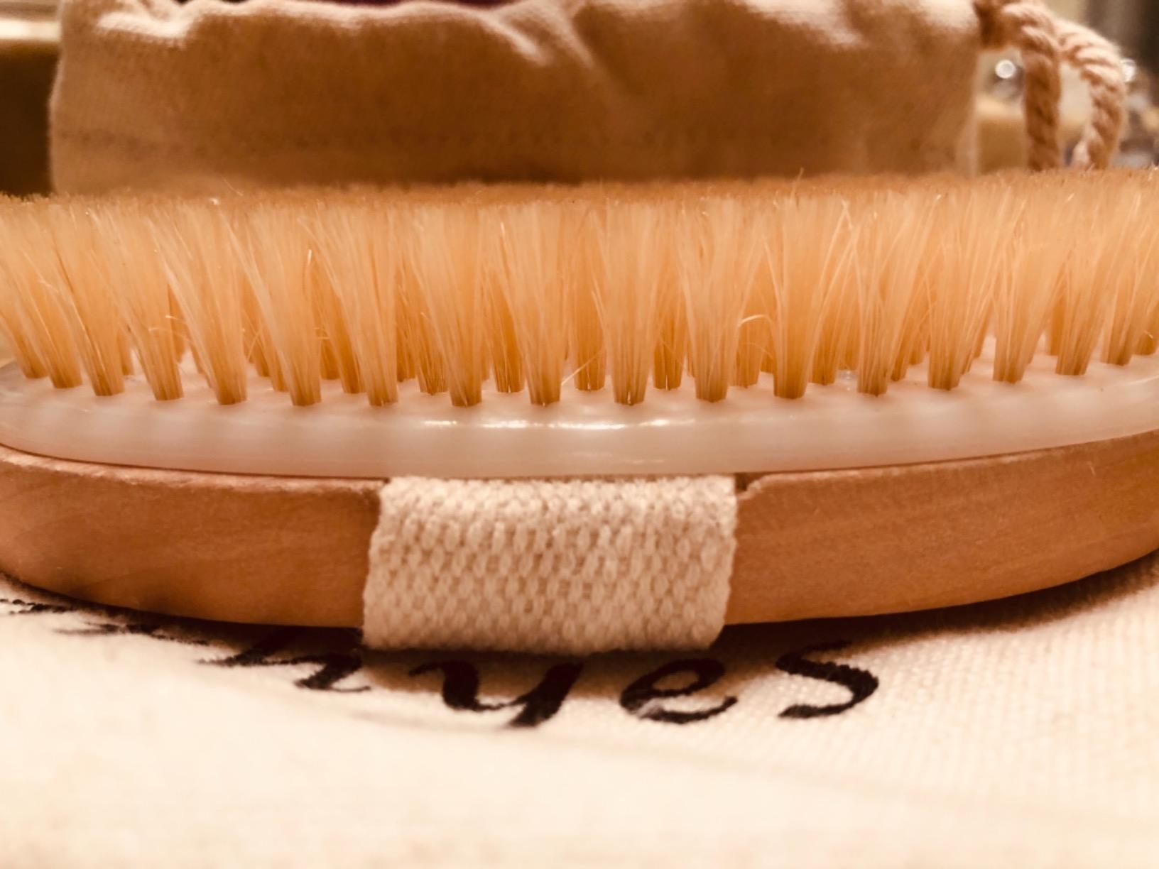 Dry Brushing Body Brush Exfoliating Brush Natural Bristle Bath Brush for Remove Dead Skin Toxins Cellulite,Treatment,Improves Lymphatic Functions,Exfoliates,Stimulates Blood Circulation customer photo 1