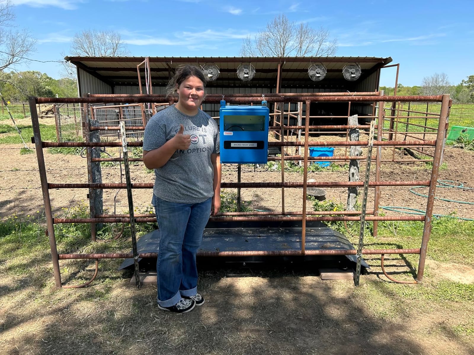 Large Farm Animal Scale/Digital Livestock Weighing Equipment, Capacity 4000 x 1 lb for Cattle, Horse, Goat, Cow, Alpaca, etc. (84x30) customer photo 2