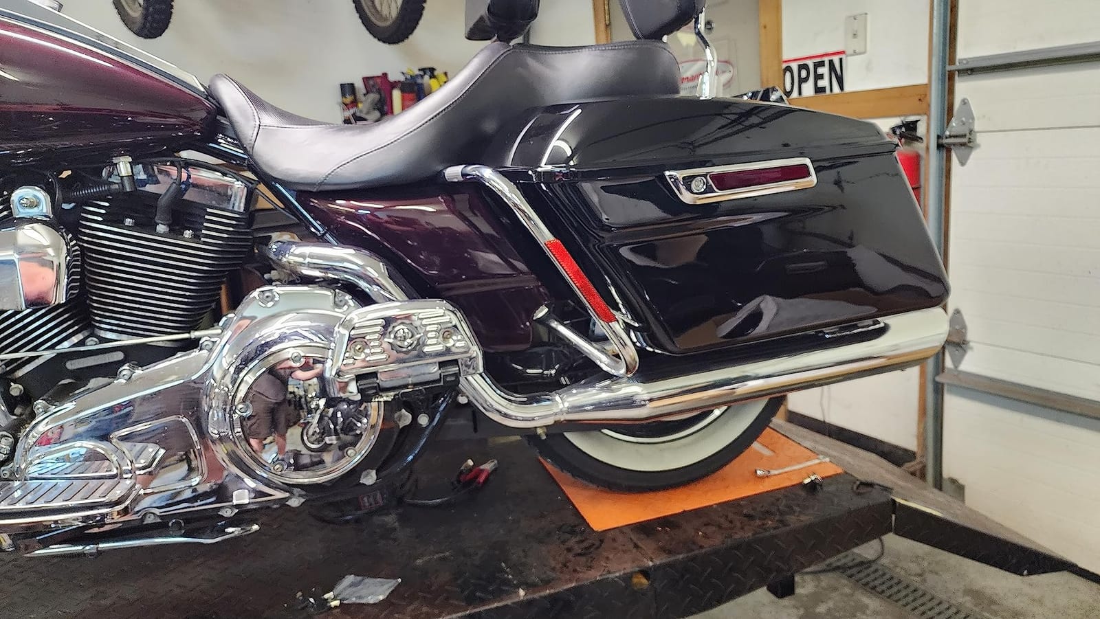 TCT-MOTORPARTS Complete Hard Saddlebags w/Black Latch Fit for Harley Touring Road King Street Electra Glide Ultra-Classic 2014-Later customer photo 2