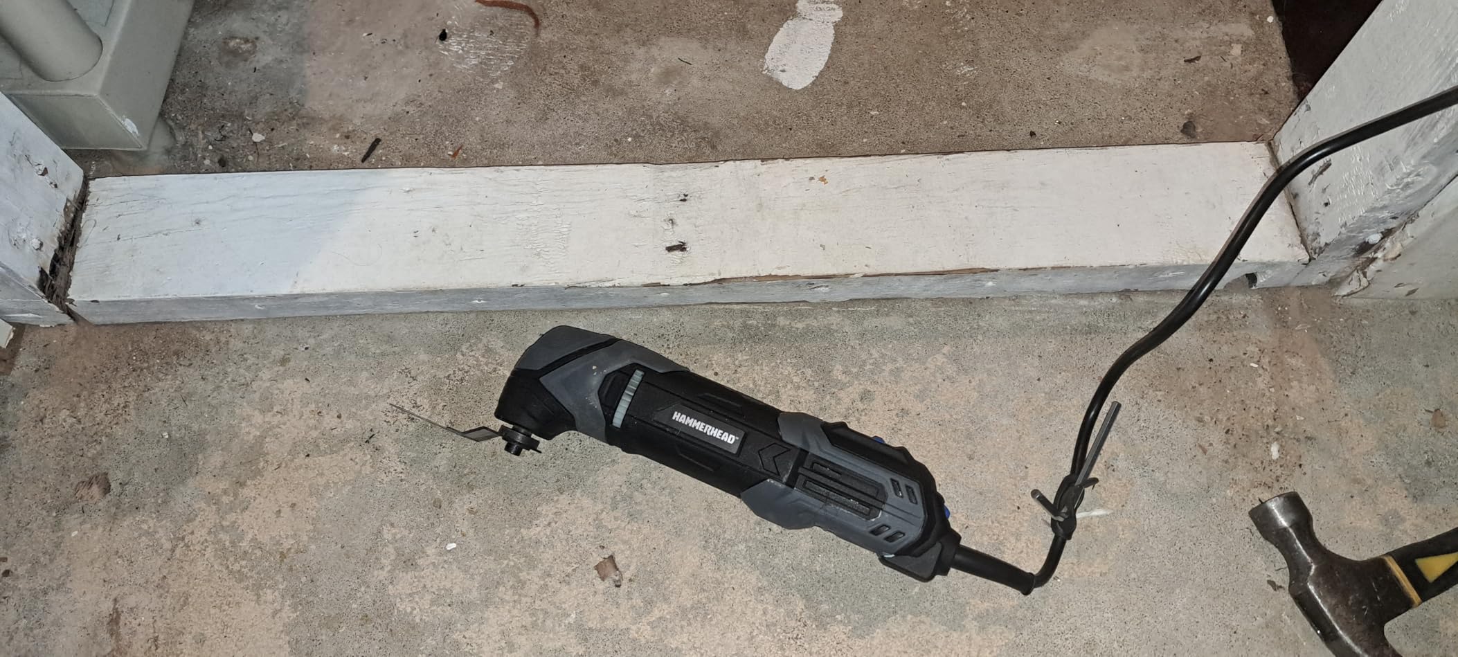 Hammerhead 2.2-Amp Oscillating Multi-Tool with 1pc Flush Cut Blade, 1pc Semicircle Saw Blade, 1pc Sanding pad, 3pcs Sanding Paper - HAMT022 customer photo 1