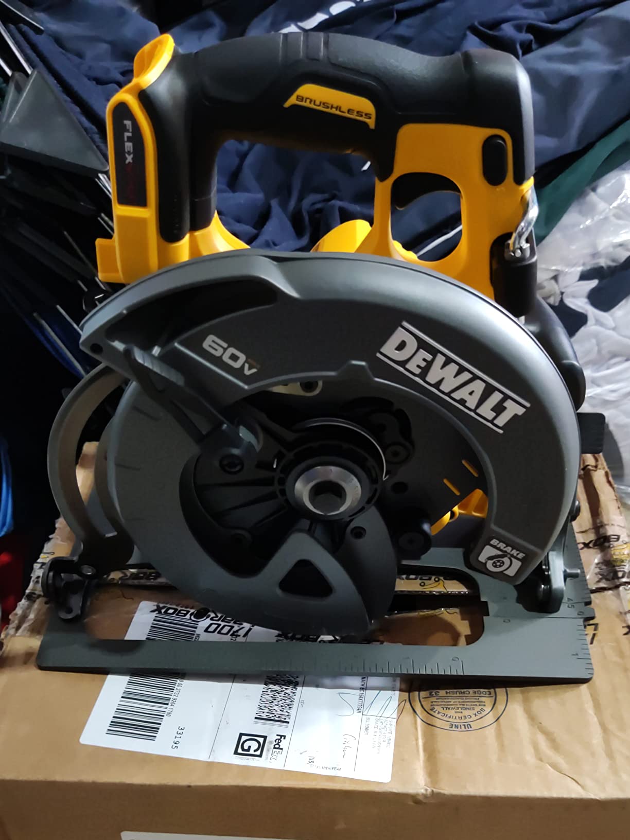 DEWALT FLEXVOLT 60V MAX* Circular Saw with Brake, 7-1/4-Inch, Tool Only (DCS578B) customer photo 1