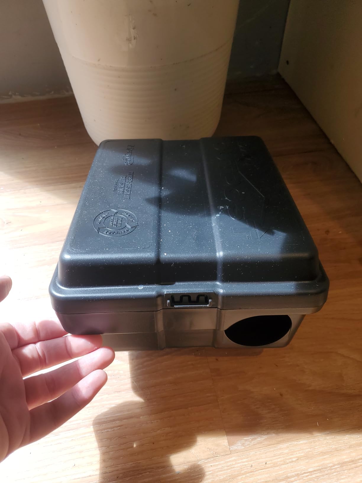 Tomcat Outpost rat bait station, set of 6, lockable tamper-resistant, vertical or horizontal mount, black, 8.5