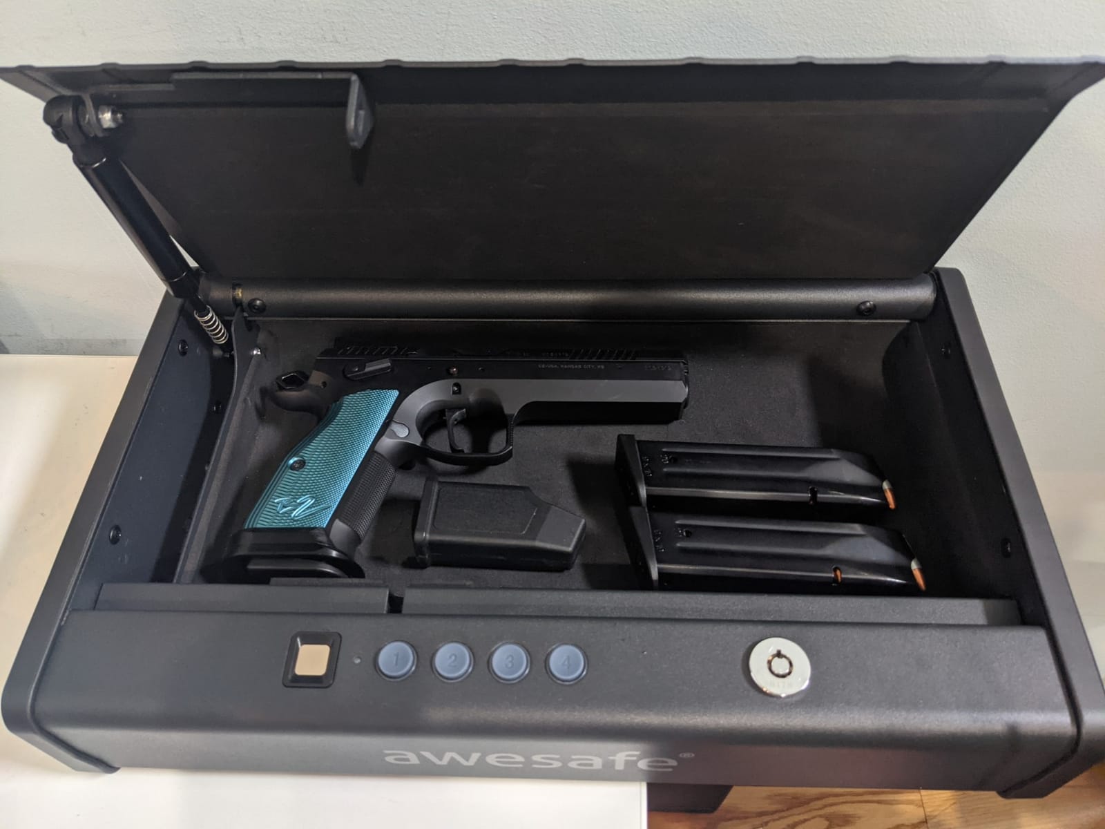 awesafe Biometric Gun Safe for Pistol, 3 Ways Quick Access with Fingerprint Digital PIN Key, Portable Handgun Safe for Nightstand Bedside Cloakroom Living Room (XL Biometric Gun Safe with Fingerprint) customer photo 1