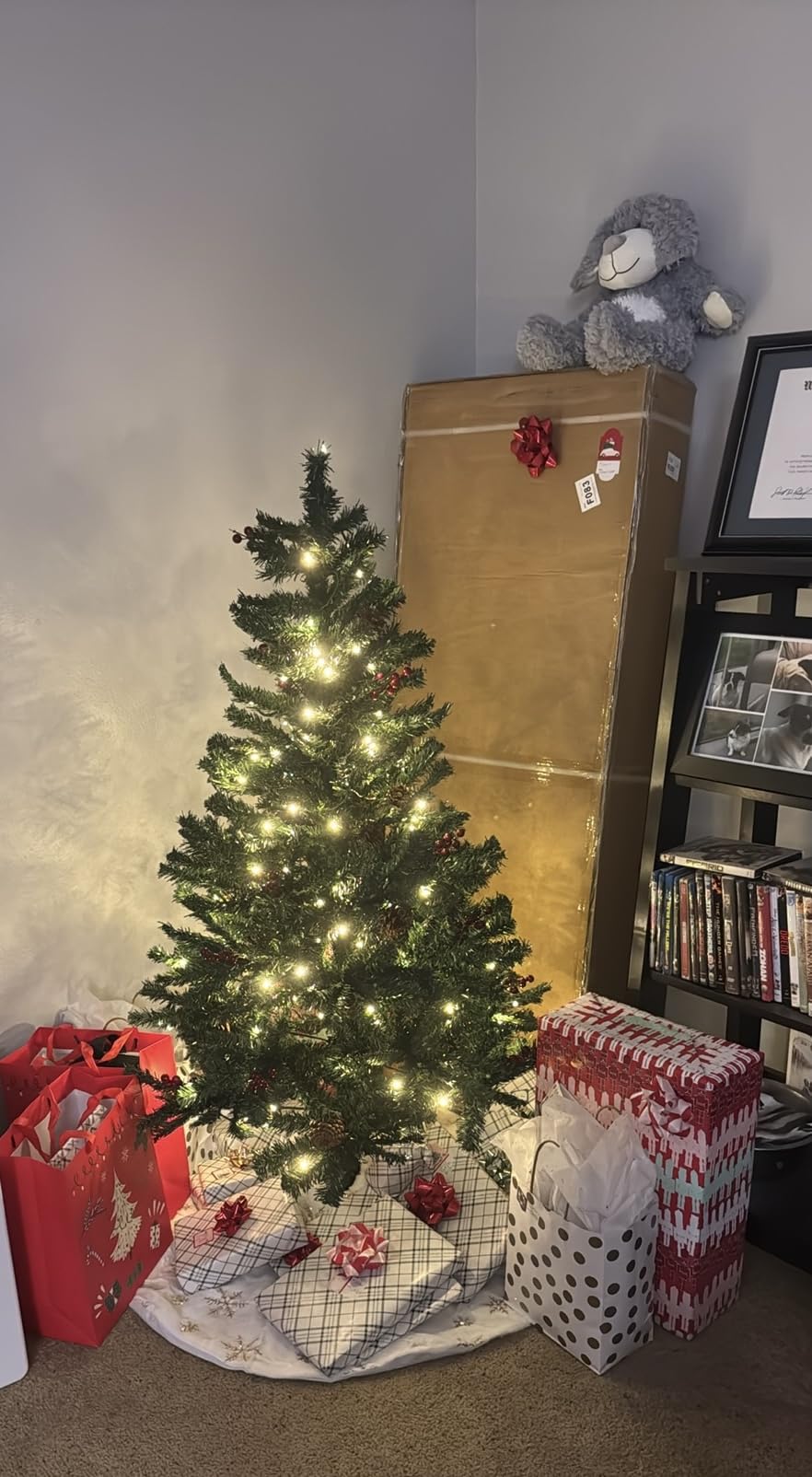 Best Choice Products 6ft Pre-Lit Pre-Decorated Artificial Christmas Tree Spruce w/Twinkling LEDs Pinecones, Berries, 250 Lights, w/ 798 Tips customer photo 1