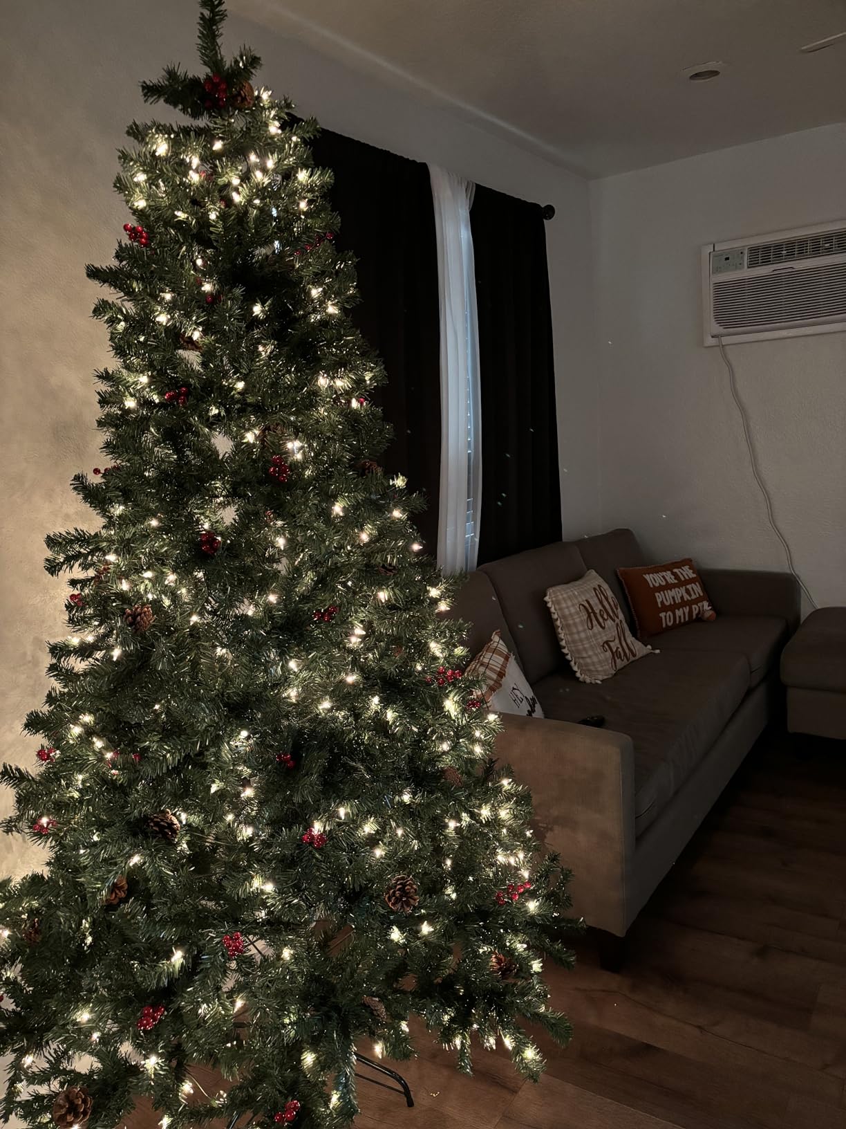 Best Choice Products 6ft Pre-Lit Pre-Decorated Artificial Christmas Tree Spruce w/Twinkling LEDs Pinecones, Berries, 250 Lights, w/ 798 Tips customer photo 2