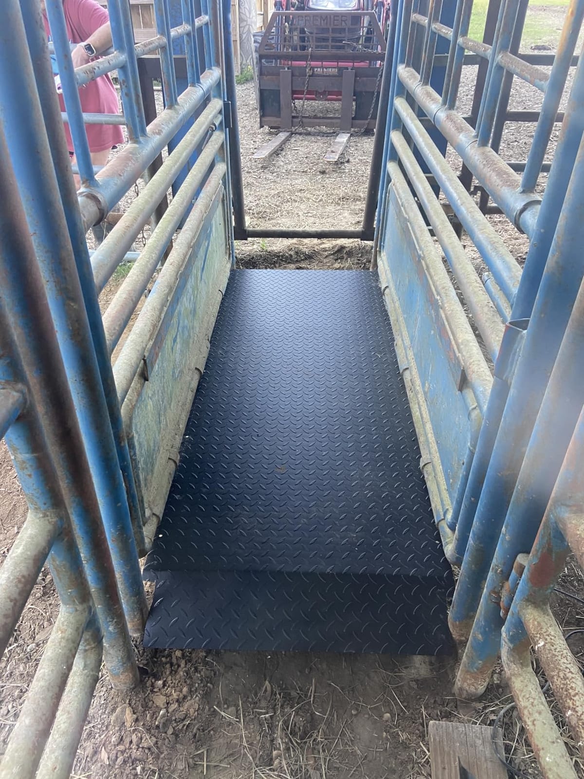 PEC Livestock Scale-Cattle Alleyway Scales with Two ramps, Animal Weighing Equipment with Indicator for Large-Sized Animals, 4000x0.5lbs lb/86x30 inch customer photo 2