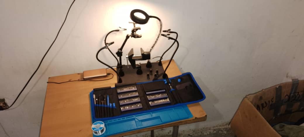 Magnetic Helping Hands Soldering Third Hand, PCB Circuit Board Holder with 3X LED Magnifying Lamp, 360 Hot Air Gun Holder, Extra Large & Heavy Duty Base Plate | Flexible Arms for Soldering Station customer photo 1