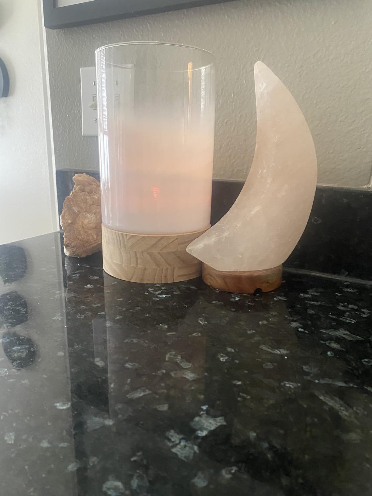 d'aplomb 100% Authentic Natural Himalayan Salt Lamp;Hand Carved Moon Pink customer photo 1