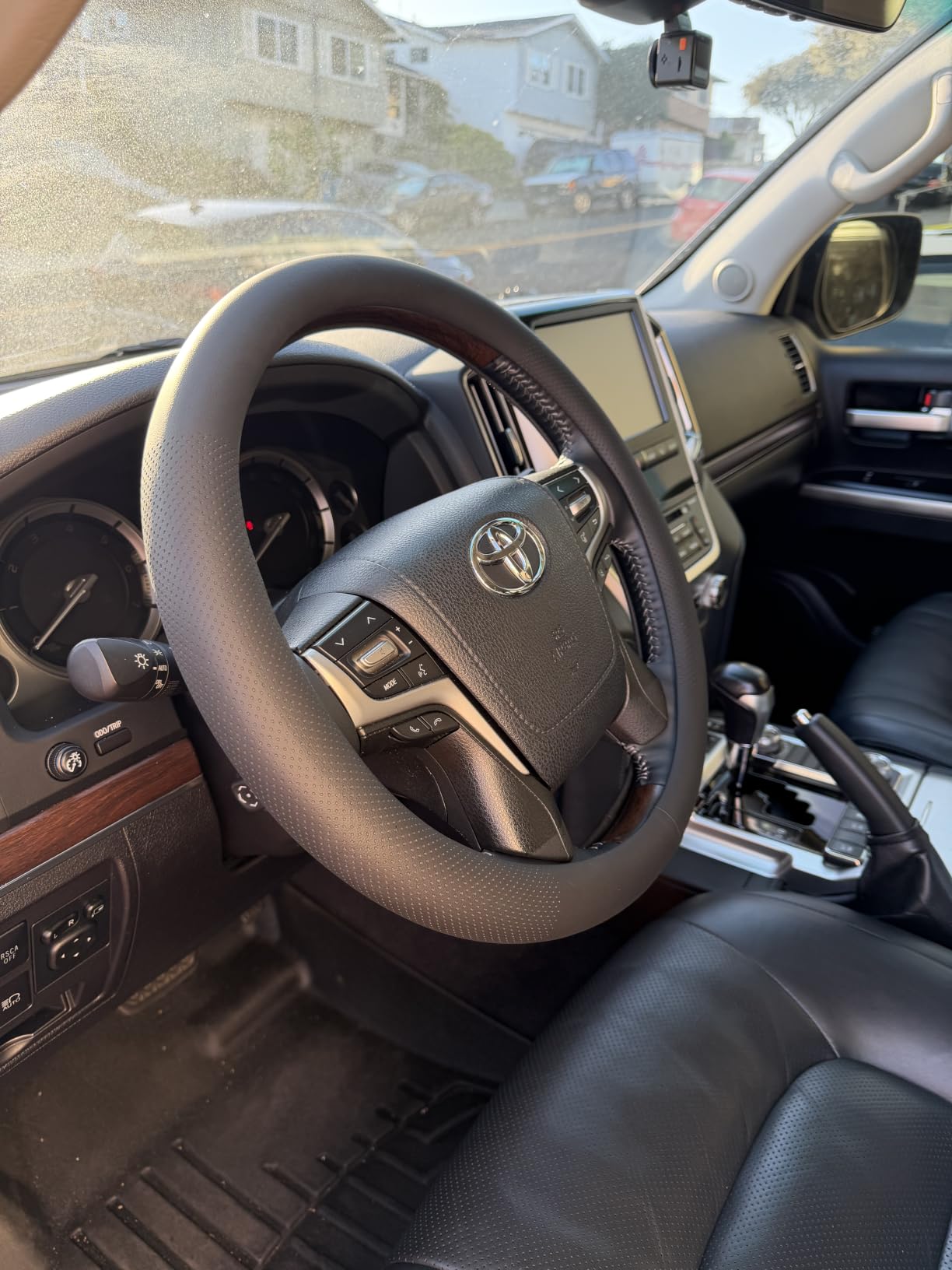 Car Steering Wheel Cover,Universal 15 Inch Premium Leather Car Steering Wheel Cover,Best Grip,Perforated Design,Breathable,Non-Slip,Sweat-Absorbent,Warm in Winter and Cool in Summer (Black) customer photo 1