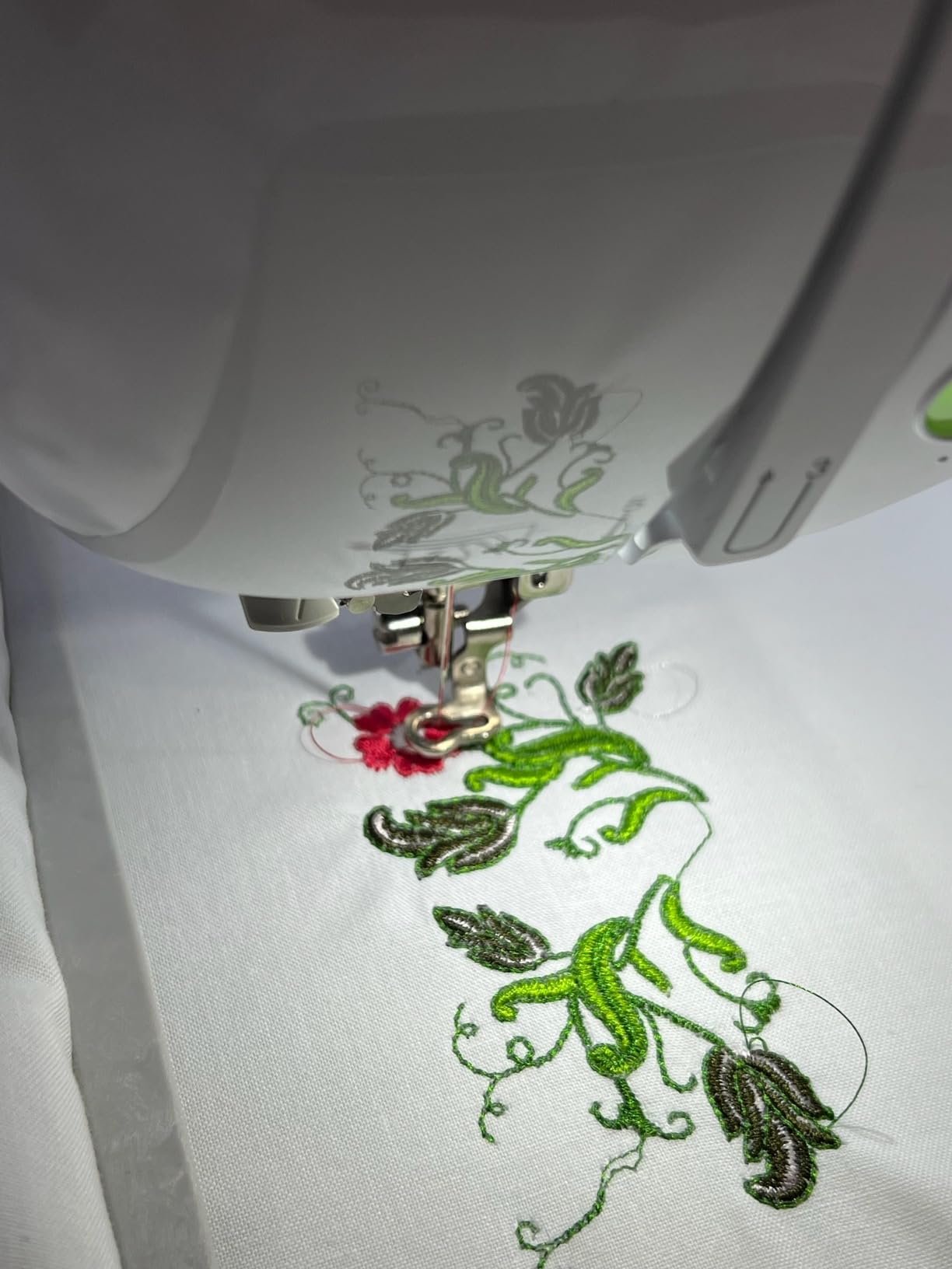Brother SE2000 Sewing and Embroidery Machine Computerized customer photo 1