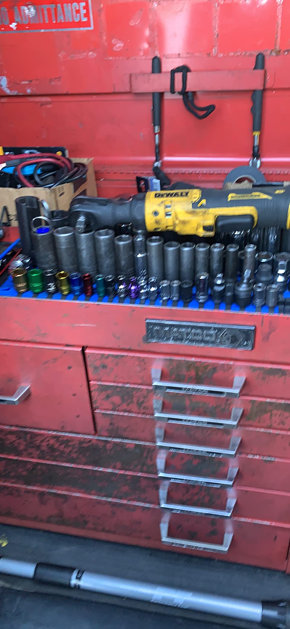 DEWALT ATOMIC 20V MAX* Cordless Ratchet, Brushless, 3/8 in., Tool Only (DCF513B) customer photo 1