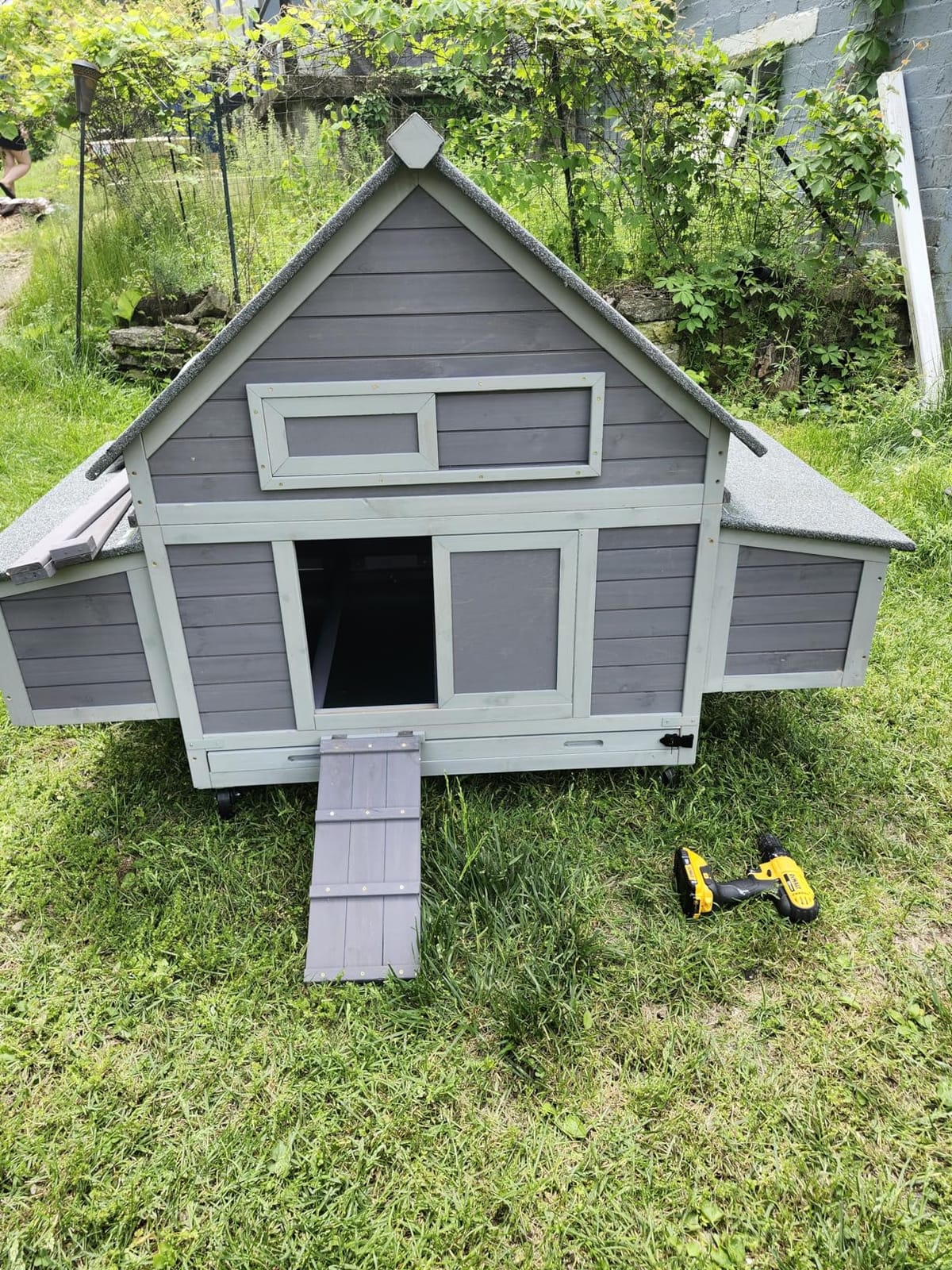 GUTINNEEN Large Chicken Coop for 4-6 Chickens, Movable Thickened Wooden Hen House on Wheels with Easy Clean Removable Tray & 2 Nesting Boxes, Extra Large Outdoor Duck Cage & Rabbit Hutch customer photo 1