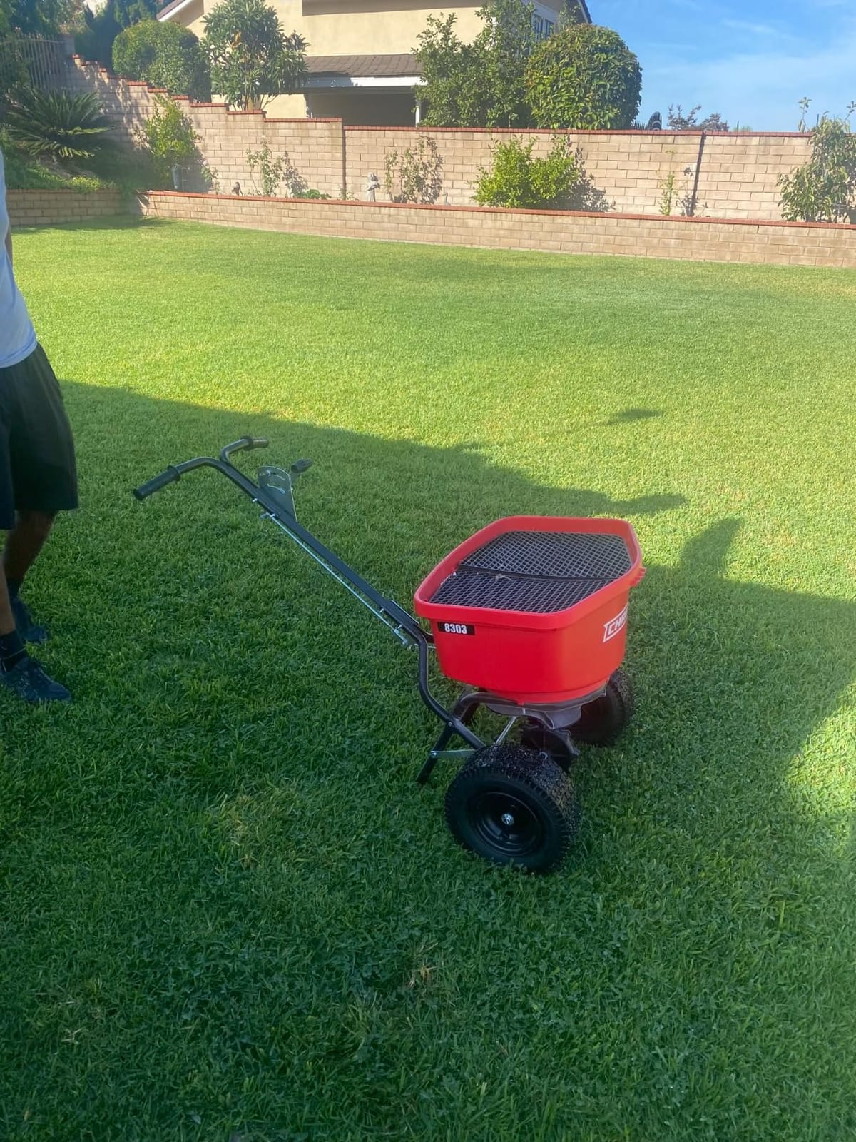 CHAPIN International 8304C 100-pound Contractor Turf Broadcast Spreader, 1-Pack, Black customer photo 2