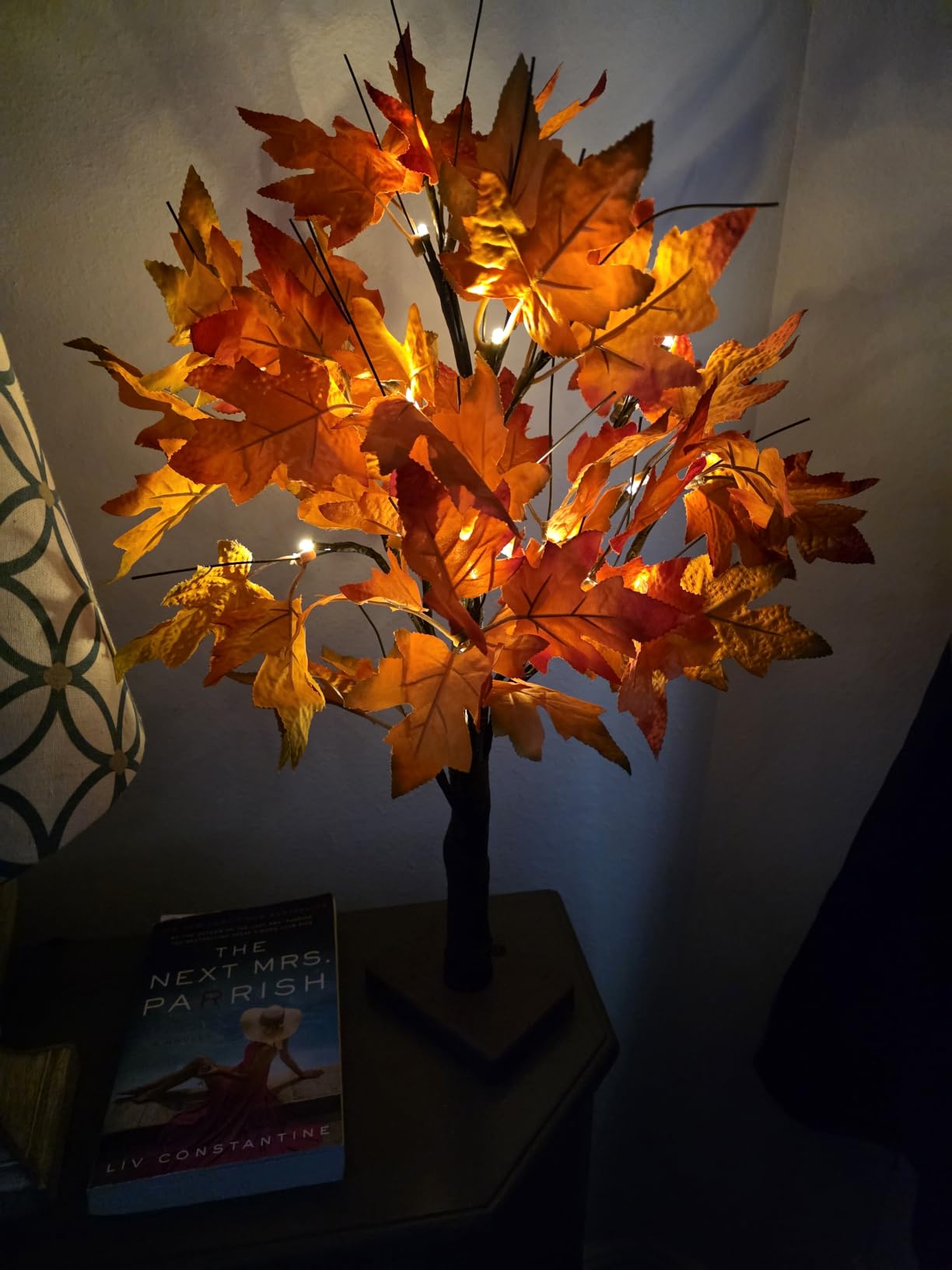 YEAHOME Fall Decorations for Home, Thanksgiving Decorations, 24”/2FT Lighted Fall Maple Leaves Tree with 24 LEDs for Autumn Decor, 12 Wood Acorns Ornaments Battery Powered Timer for Table Indoor customer photo 2