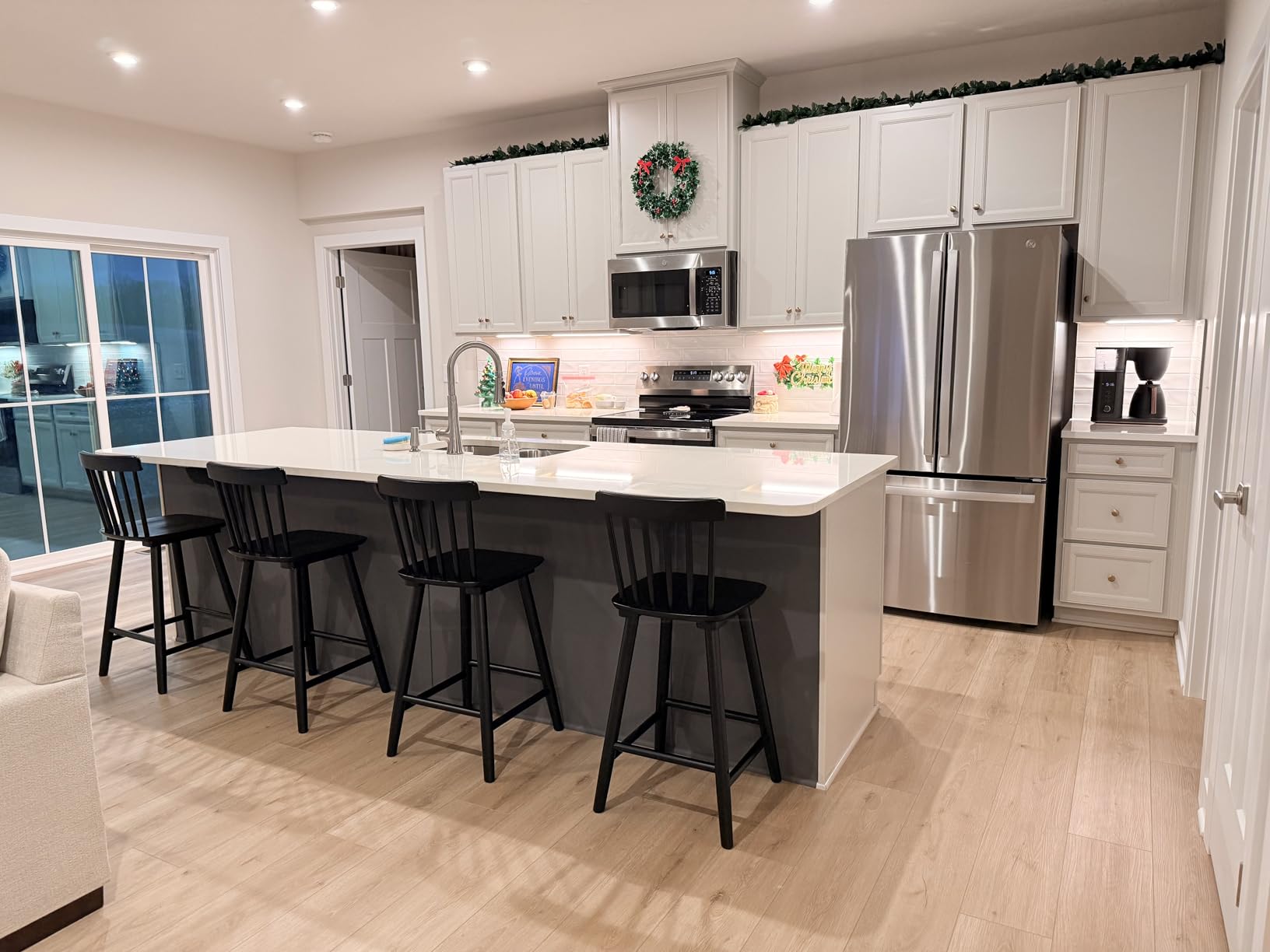 LUE BONA Windsor Wooden Bar Stools Set of 2 for Kitchen Island, Farmhouse 24 Inch Counter Height Stools Chairs with Spindle Back, Black customer photo 2