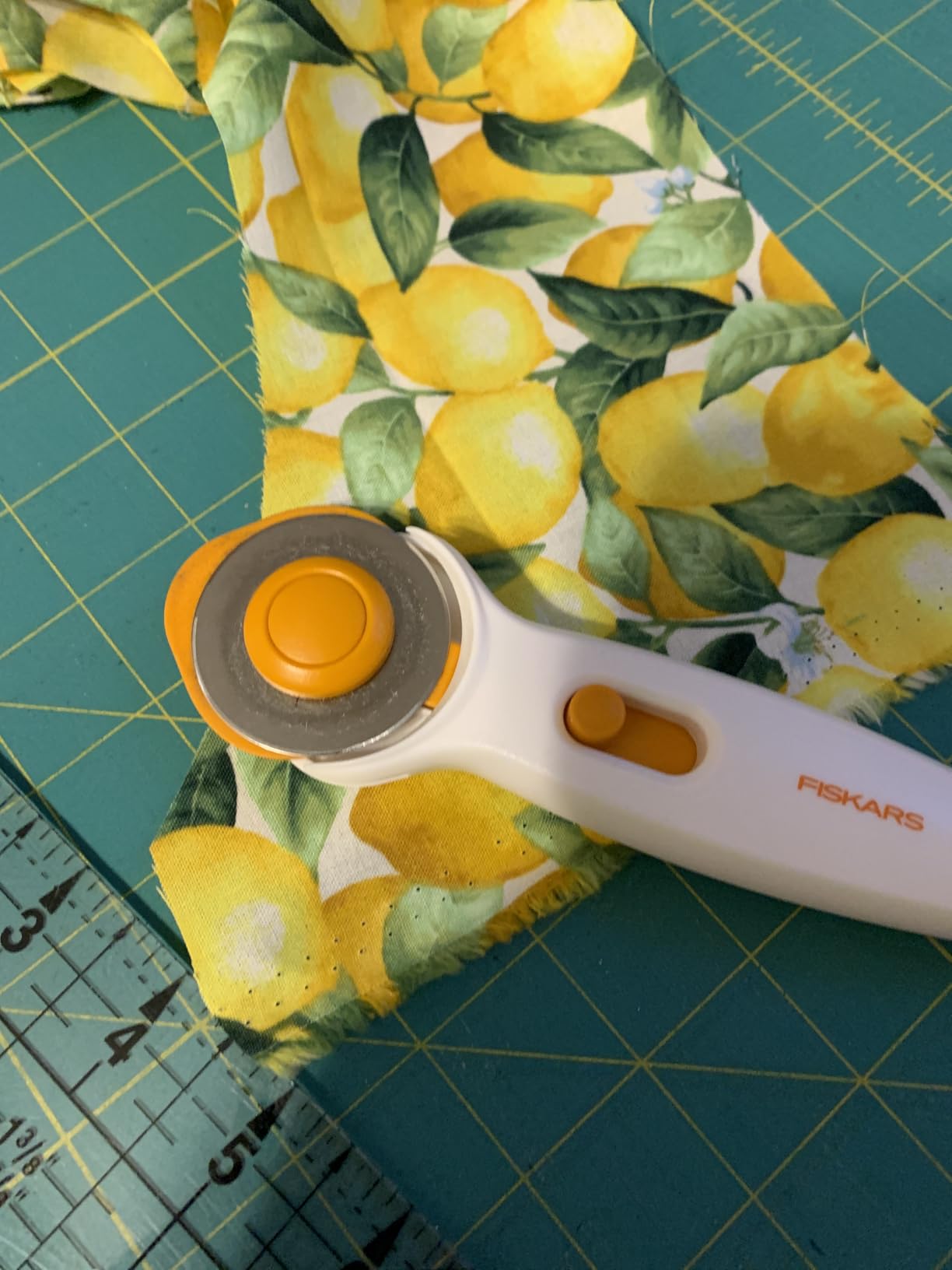 Fiskars 45mm Stick Rotary Cutter for Fabric, Arts and Crafts & Sewing customer photo 1