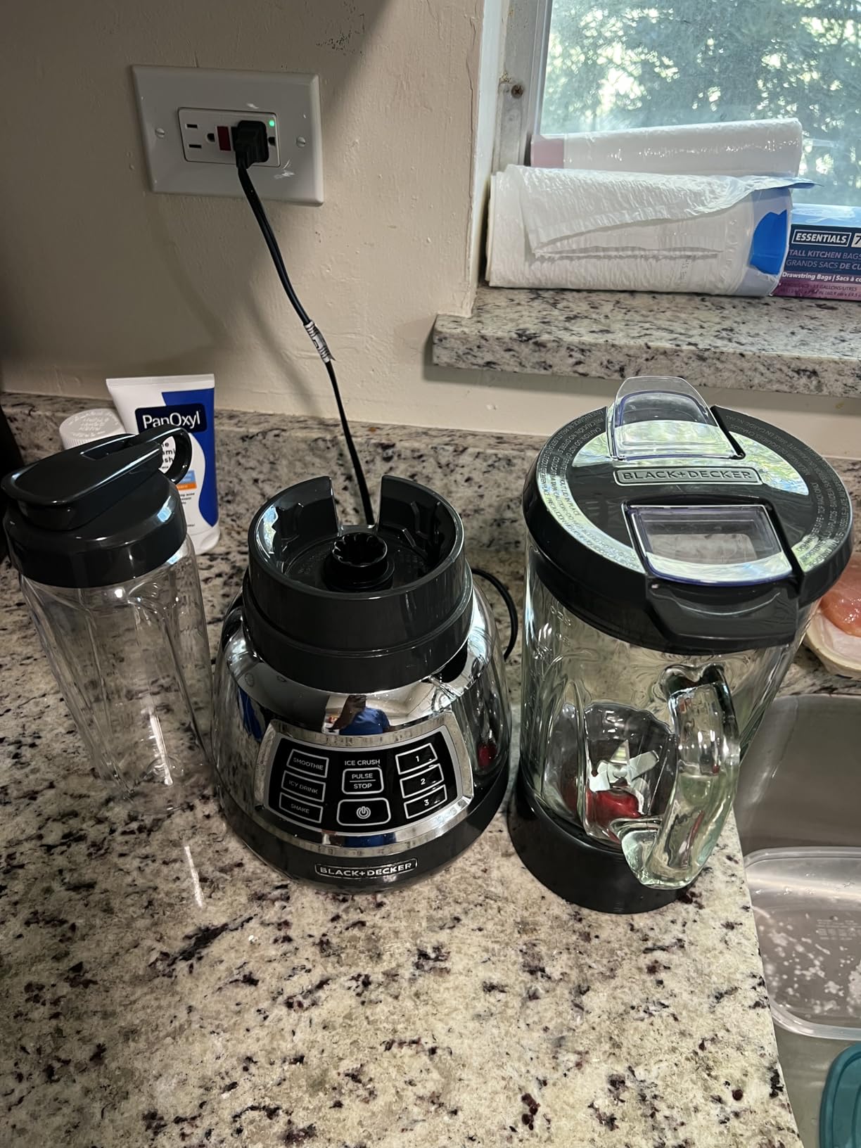 Black+Decker Quiet Blender with 6-Cup Cyclone Glass Jar, 3 Speeds + 3 Functions & Serrated Blade Technology for Faster Blending, Pulse Button and 24-oz Personal Jar, 900W customer photo 1