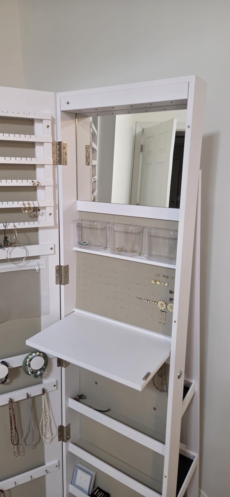 SONGMICS 6 LEDs Mirror Jewelry Cabinet Organizer, 360° Swivel, Lockable customer photo 1