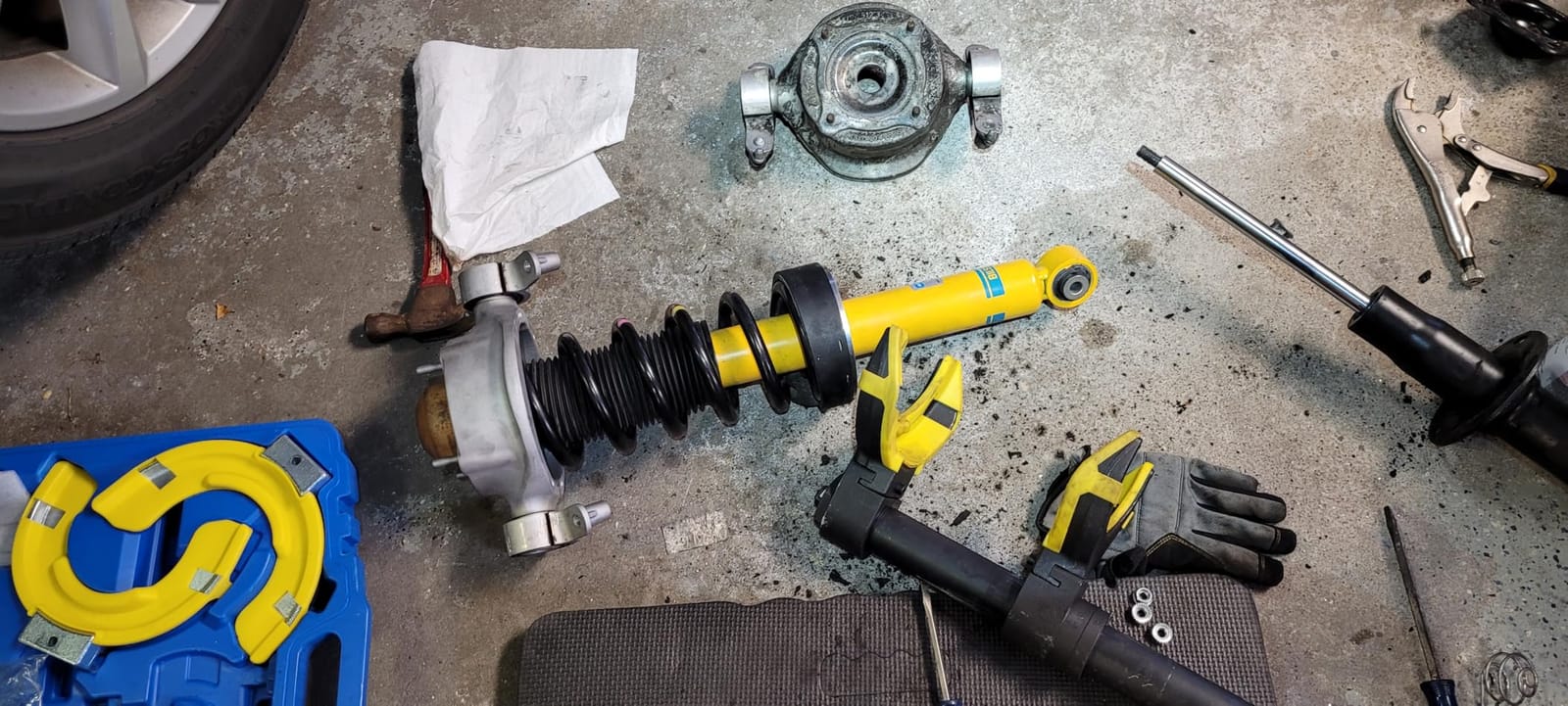 VEVOR Strut Spring Compressor Set, Macpherson Strut Spring Compressor Kit, Interchangeable Fork Strut Coil Extractor Remover Tool, with Yellow Protective Sleeve and Carrying Case customer photo 2