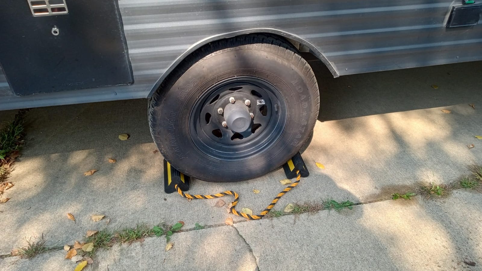 OULEME Heavy Duty Rubber Wheel Chocks with Rope & Reflective Strips customer photo 1