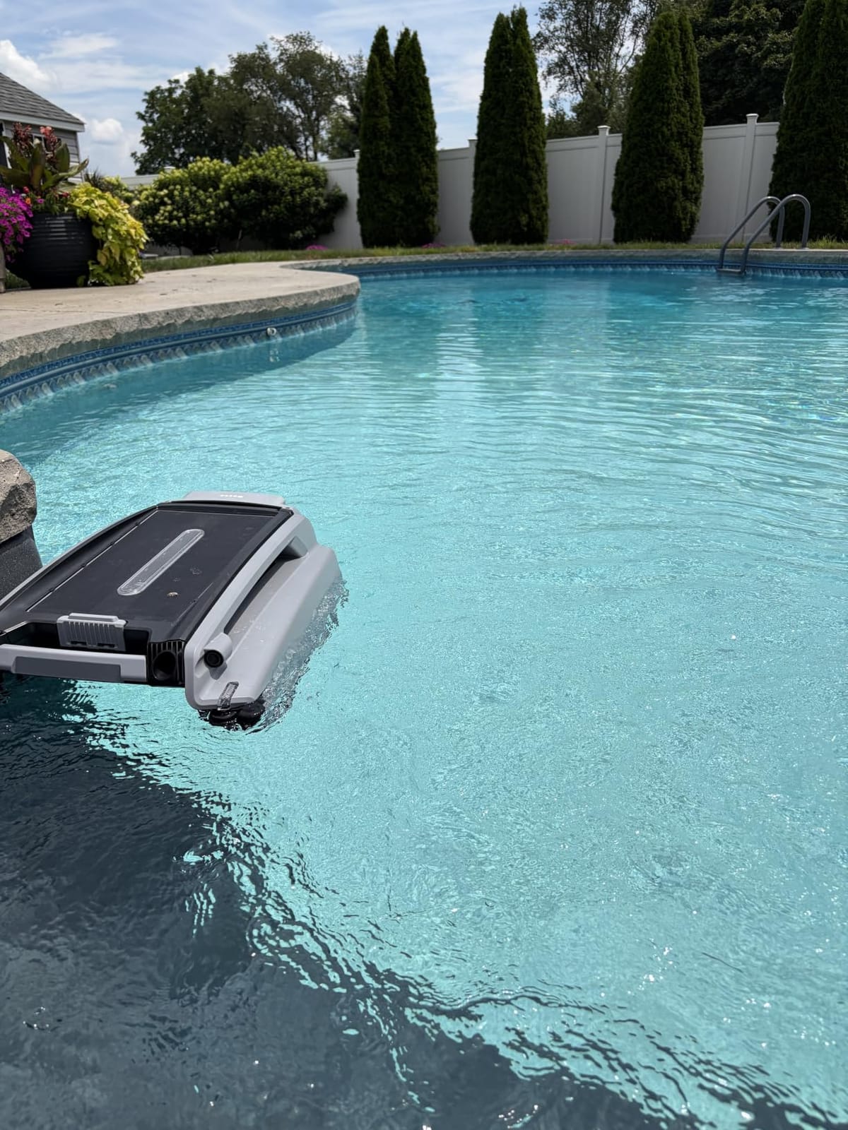 Betta SE Plus - Solar-Powered Robotic Pool Skimmer with 24/7 Continuous Cleaning Power, Dual Charging Options, Twin Salt Chlorine Tolerant Motors, and Shallow Water Safeguard customer photo 1