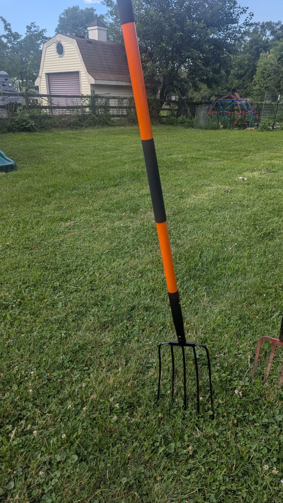 Nohovu 5 Tine Pitchfork for Gardening, Heavy Duty Pitchfork with Fiberglass Handle, Garden Fork for Mulching, 58 Inches customer photo 1