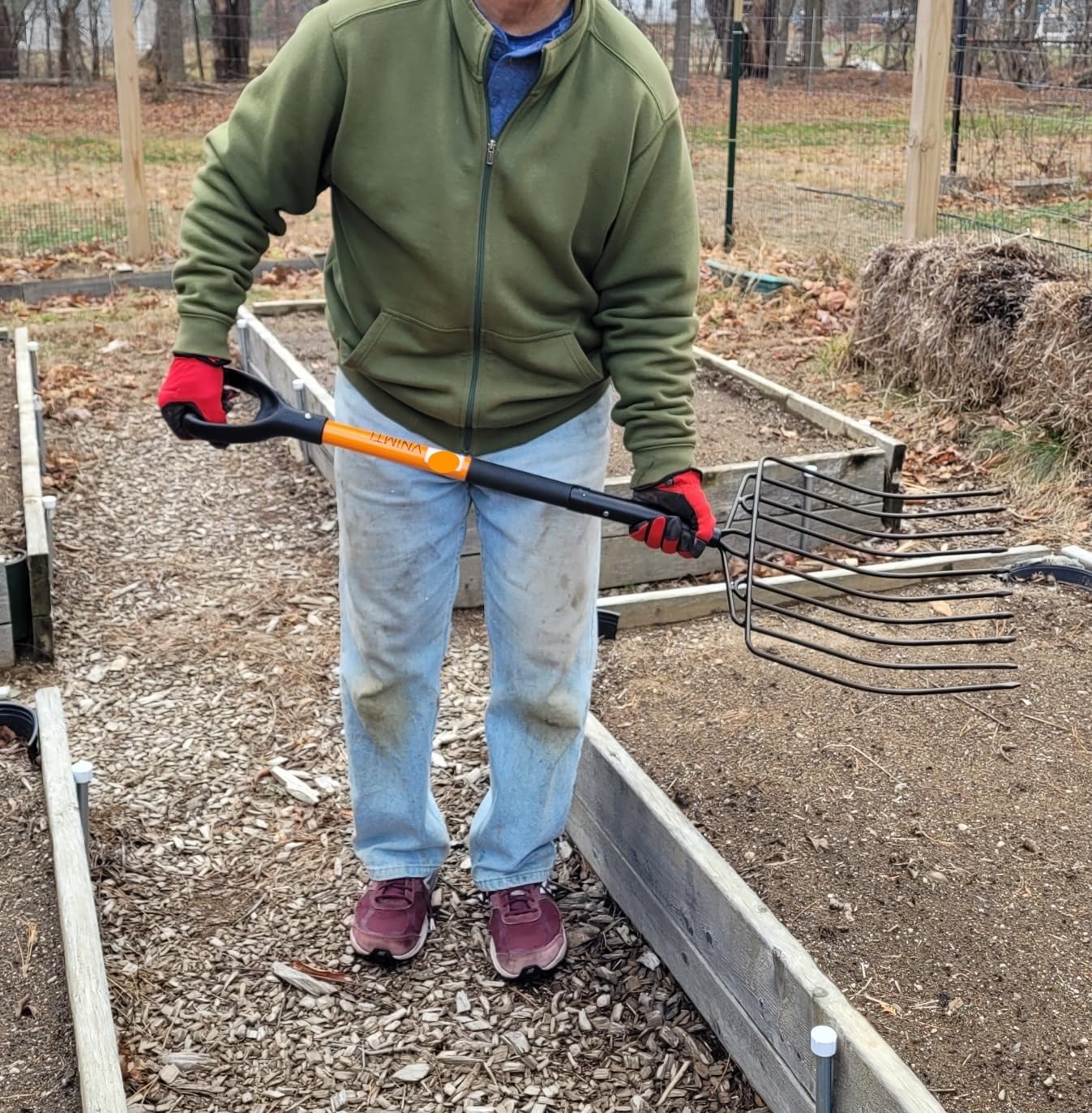VNIMTI Pitch Fork for Gardening, 10 Tines Wide Pitch Fork with Fiberglass Handle, Heavy Duty Pitch Fork for Bedding, 45 Inches customer photo 1
