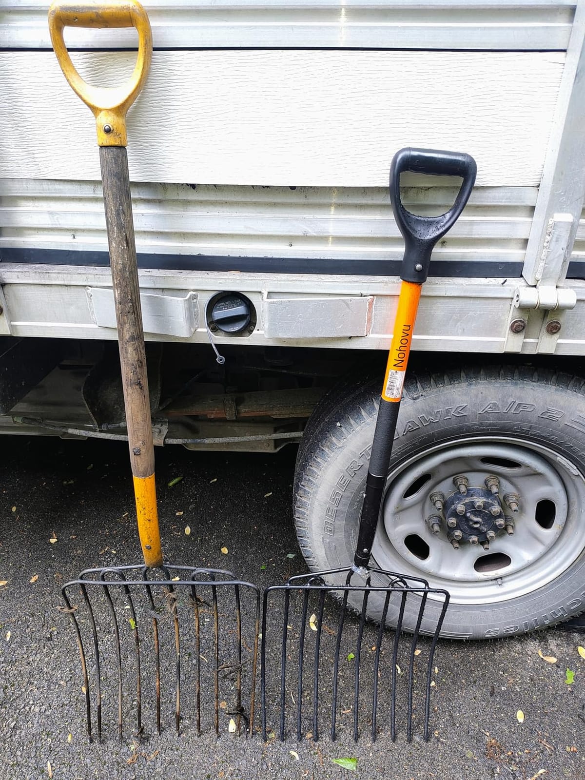 Nohovu Pitchfork for Gardening, 10 Tines Pitch Fork with Non-Slip Handle, Heavy Duty Pitch Fork for Mulching, 45 Inches customer photo 2