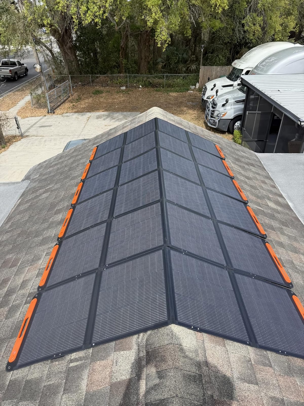 Jackery SolarSaga 200W Portable Solar Panel,Bifacial | IP68 Foldable, Compatible with Jackery Explorer Power Station, for Rooftops, Outdoor Camping customer photo 1