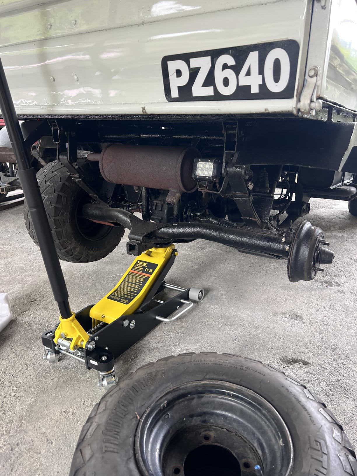VEVOR Low Profile Floor Jack 2 Ton (4400 lbs), Heavy Duty Iron Hydraulic Racing Floor Jack, Hydraulic Car Jack, Dual Piston Quick Lift Pump, 3