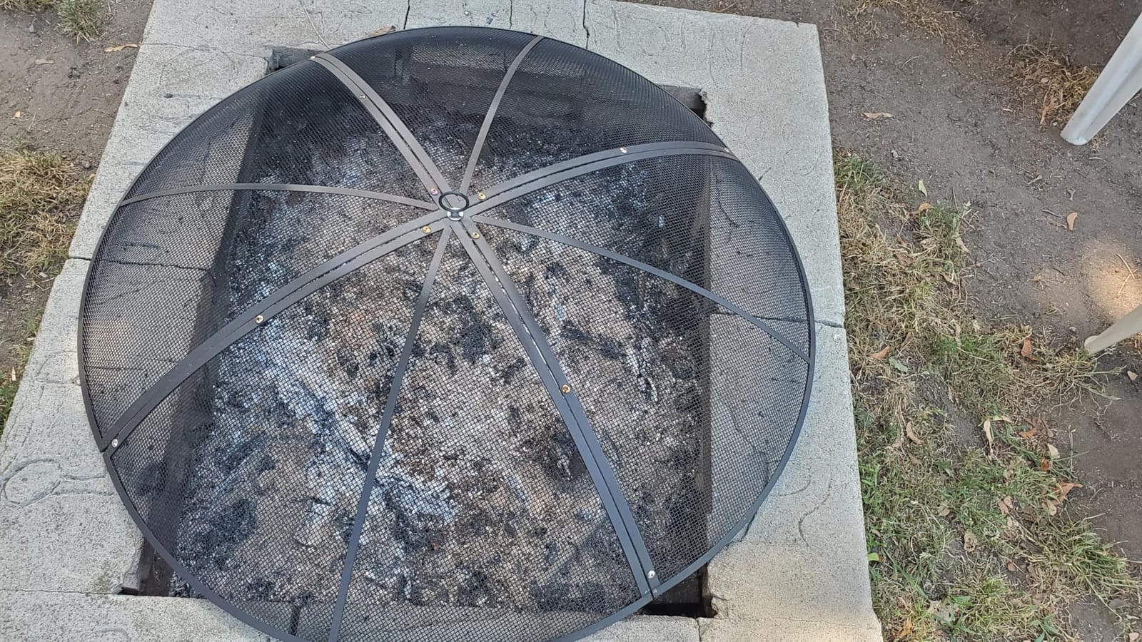 Fire Pit Spark Screen, 36 Inch Diameter Fire Pit Screen with Handle & Poker,Heavy Duty Metal Mesh Fire Pit Screen,Fire Pit Lid for Outdoor/Beach/RV Camping/Backyard customer photo 2
