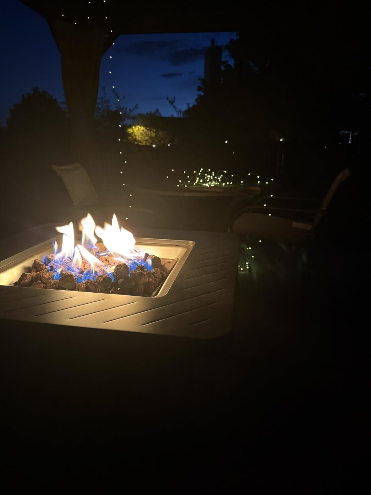 East Oak 28” Outdoor Propane Fire Pit Table | 52,000 BTU Gas Fire Pit for 2-4 People with Space-Saving Hock Lid, Mesh Pocket & Lava Rocks | CSA Certified Safe for Patio, Deck, Backyard, Black customer photo 1