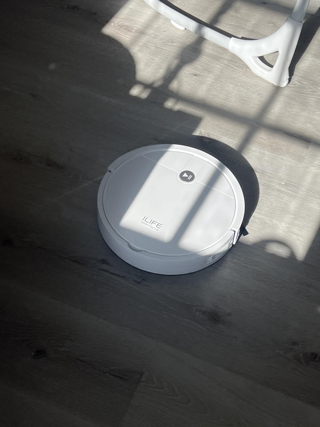 ILIFE V2 Robot Vacuum Cleaner, Tangle-Free Suction, White customer photo 2