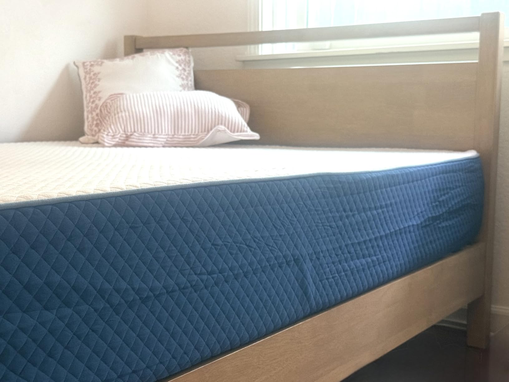 LIFEMENT Queen Mattress, 10 Inch Queen Size Mattress, Basic Copper Cooling Gel Memory Foam Mattress in a Box, Pressure Relief with Medium Firm Support, CertiPUR-US Certified, 80''L x 60''W customer photo 2