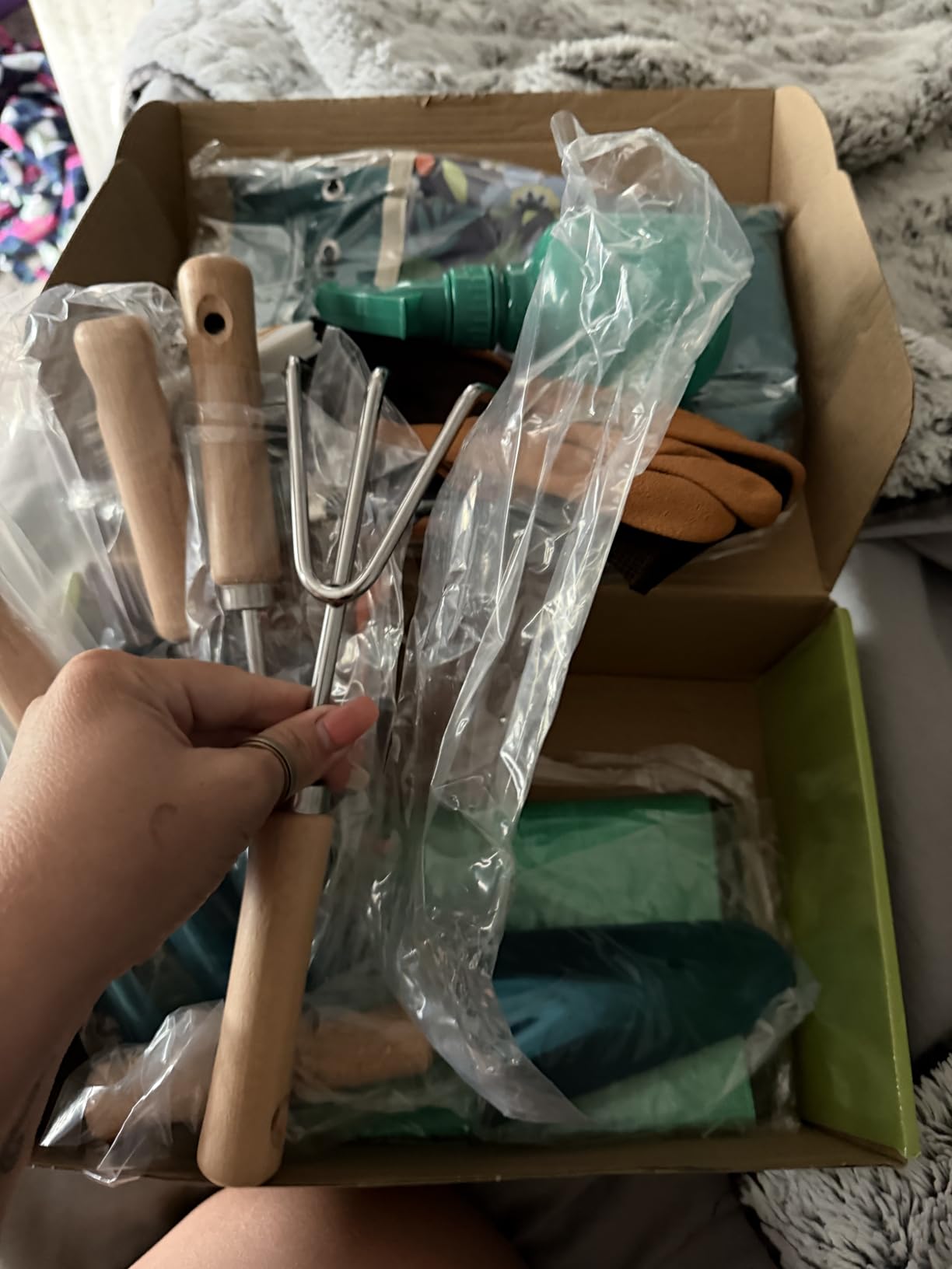 22Pcs Gardening Tools Set for Women Heavy Duty Garden Hand Tool Kit Birthday Gifts for Mom Her Wife Grandma Beginner Gardening Accessories with Tote Bag/Shovel/Repotting Mat/Plant Labels/Gloves-Black customer photo 2