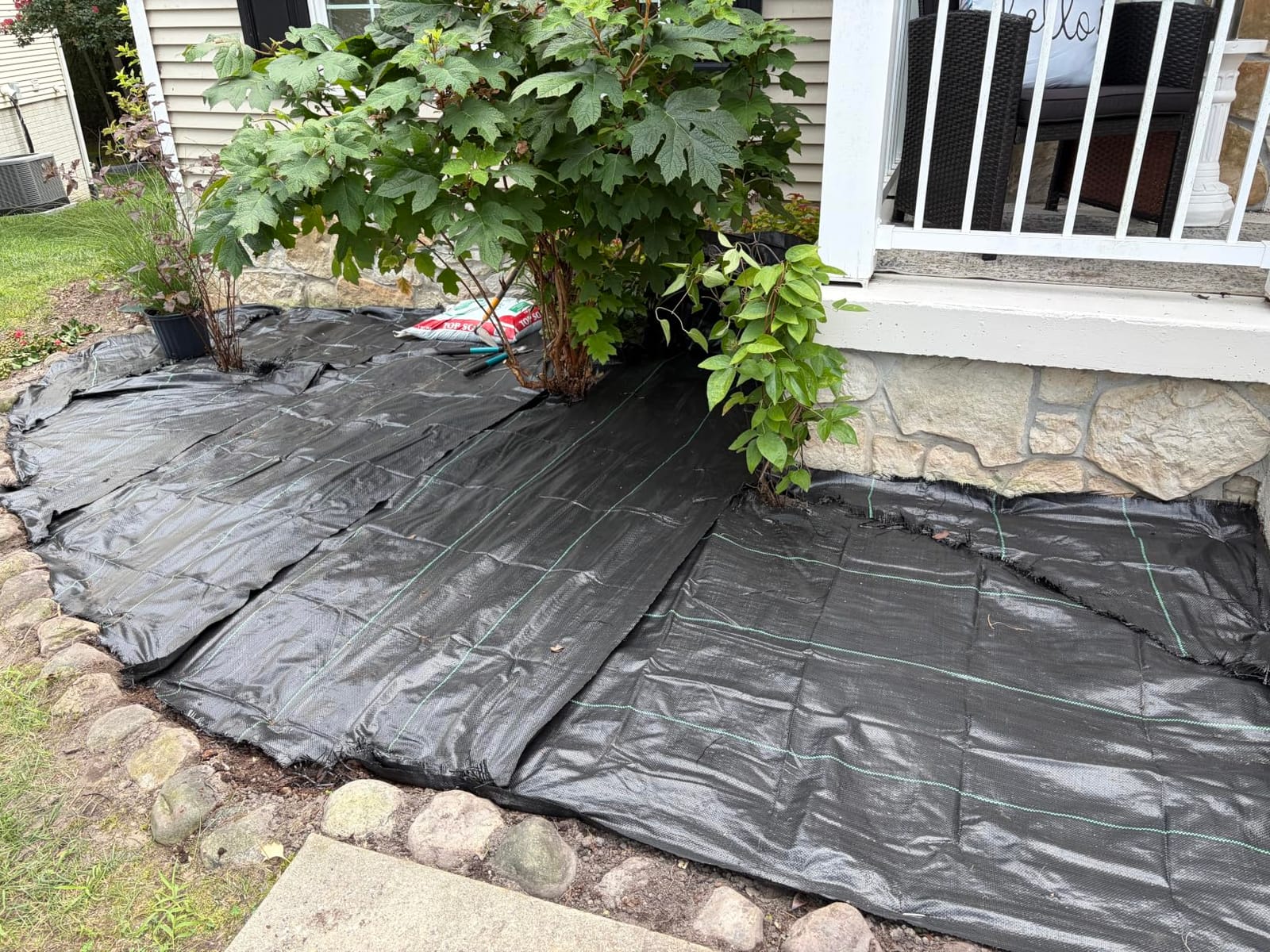 FEED GARDEN 4FT x 300FT Landscape Fabric Weed Barrier Fabric, Heavy Duty 3.2oz Weed Control Mat, Weed Blocker Ground Cover Geotextile Fabric for Gardening, with 20 U-Shaped Stakes customer photo 1