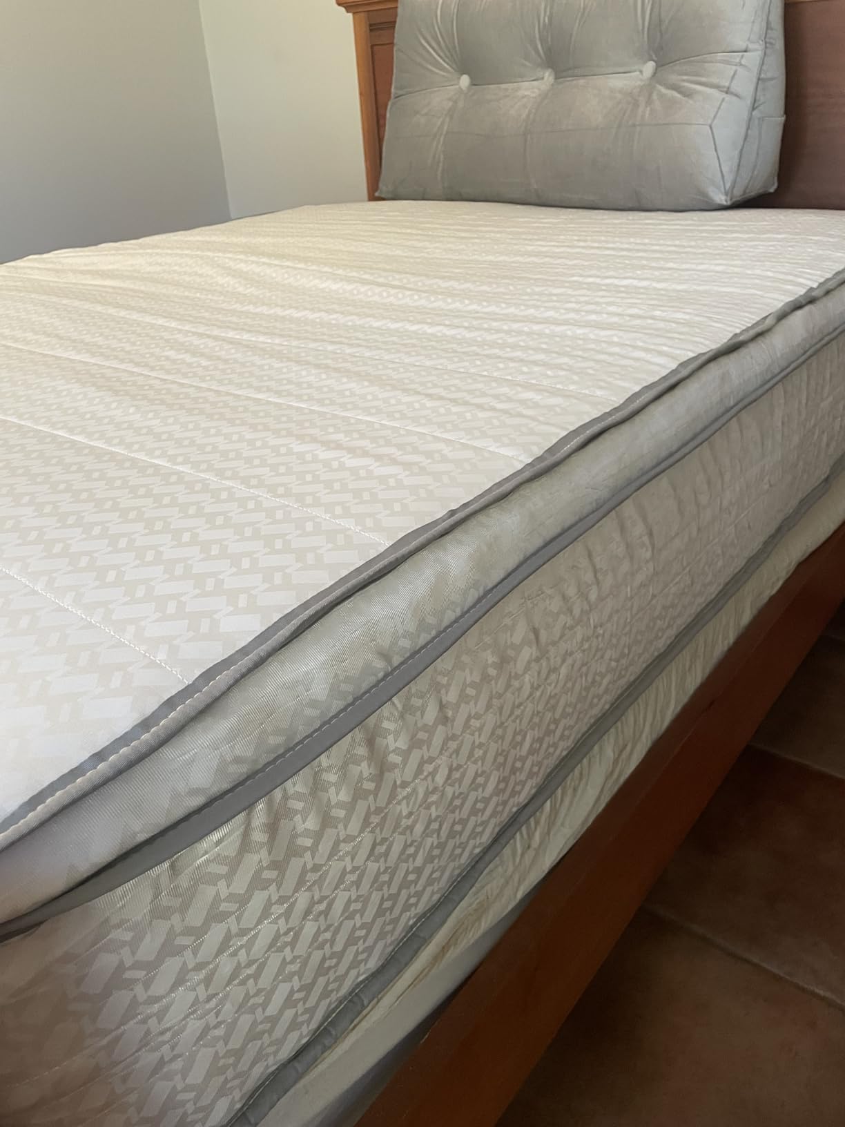 Novilla 12 Inch Queen Size Mattress, Hypoallergenic & Back Pain Relief, Hybrid Queen Mattresses in a Box with Smarts Coils, Fiberglass Free CertiPUR-US Certified Colchones No Box Spring Needed customer photo 2